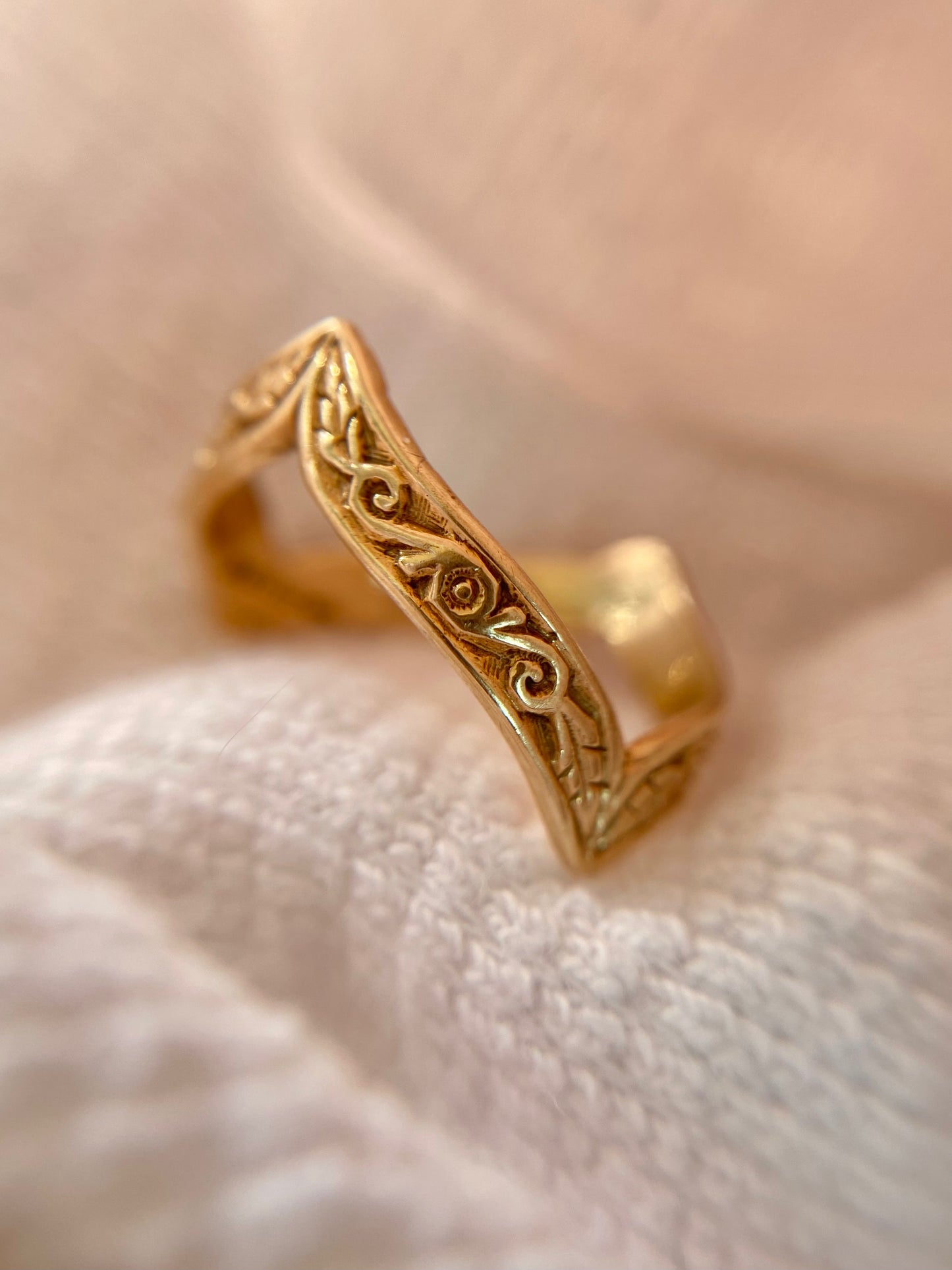 Vintage 9ct Gold Patterned Double Wishbone Ring