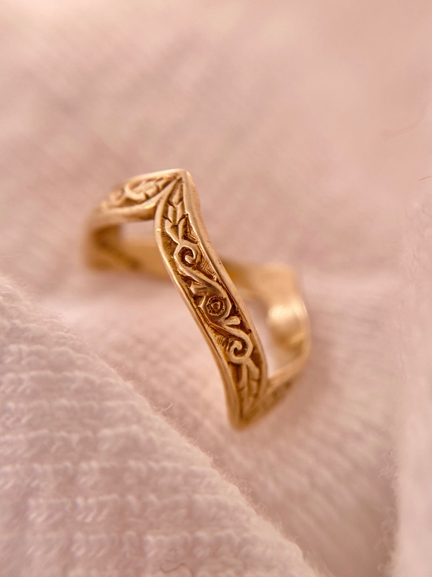 Vintage 9ct Gold Patterned Double Wishbone Ring