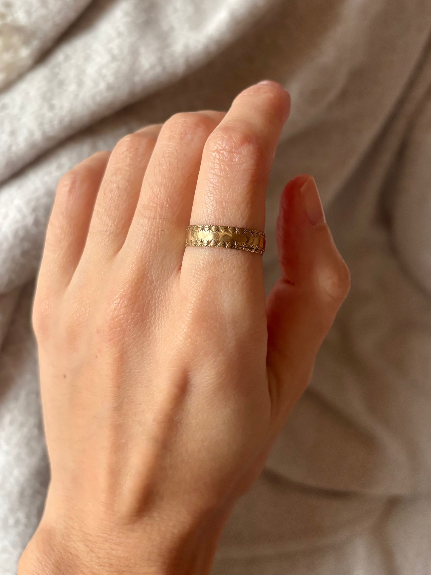 Vintage 9ct Gold Starry Edge Band Ring