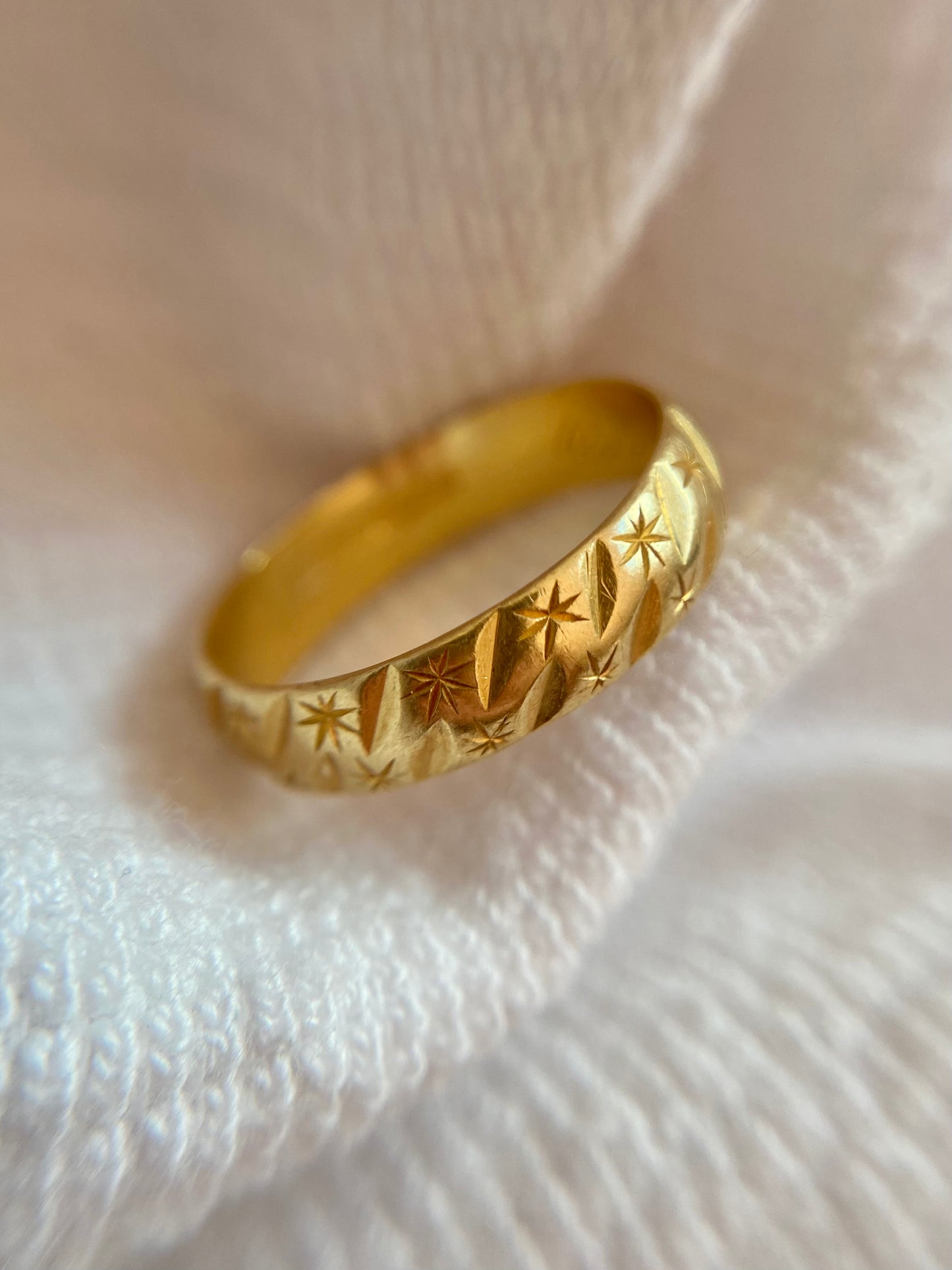 Vintage 18ct Gold Starry Band