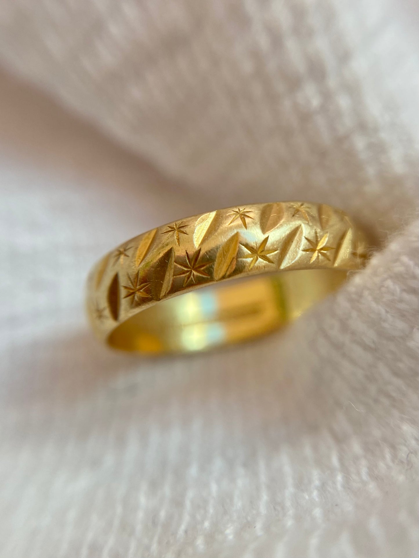Vintage 18ct Gold Starry Band