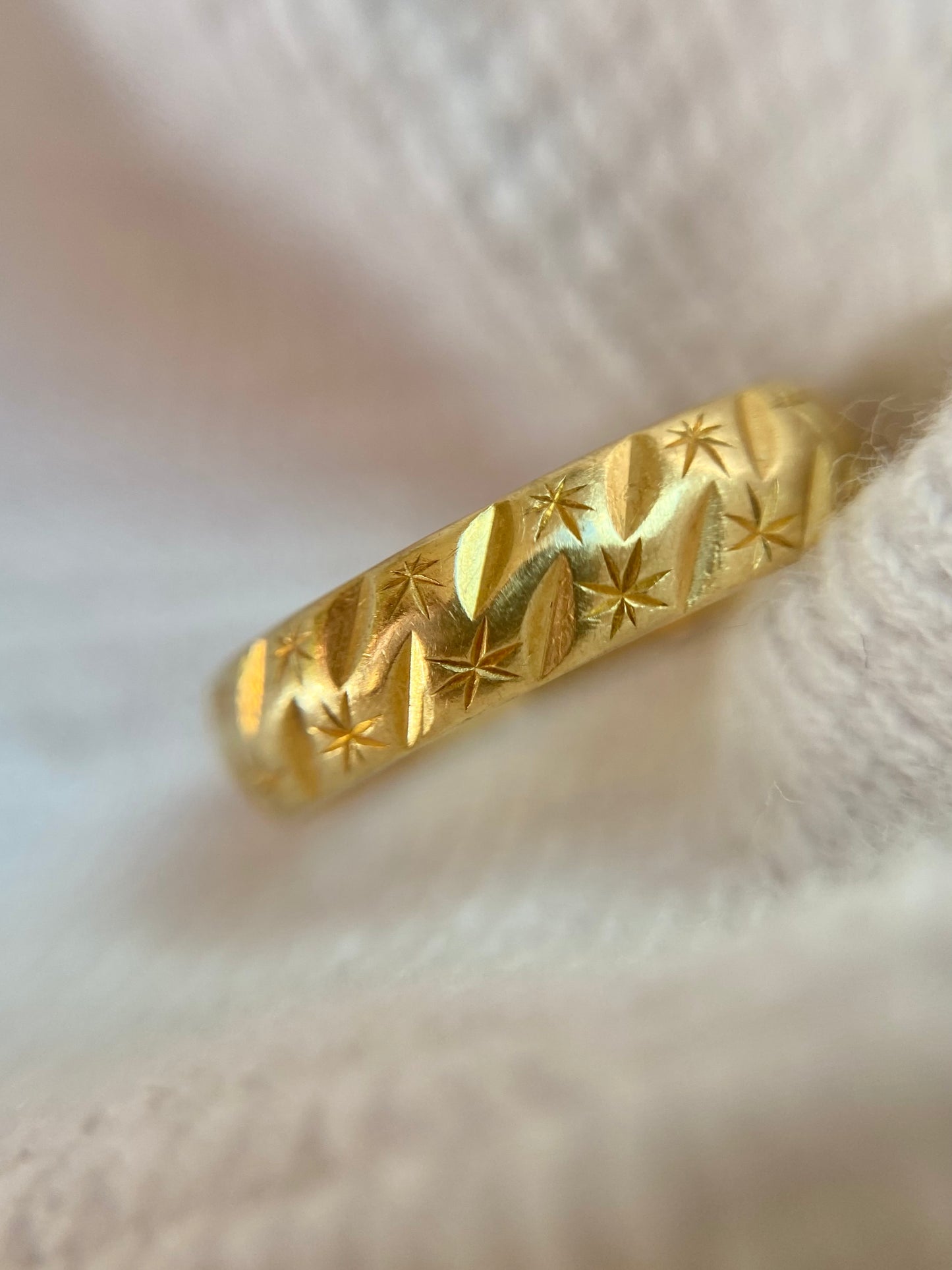Vintage 18ct Gold Starry Band