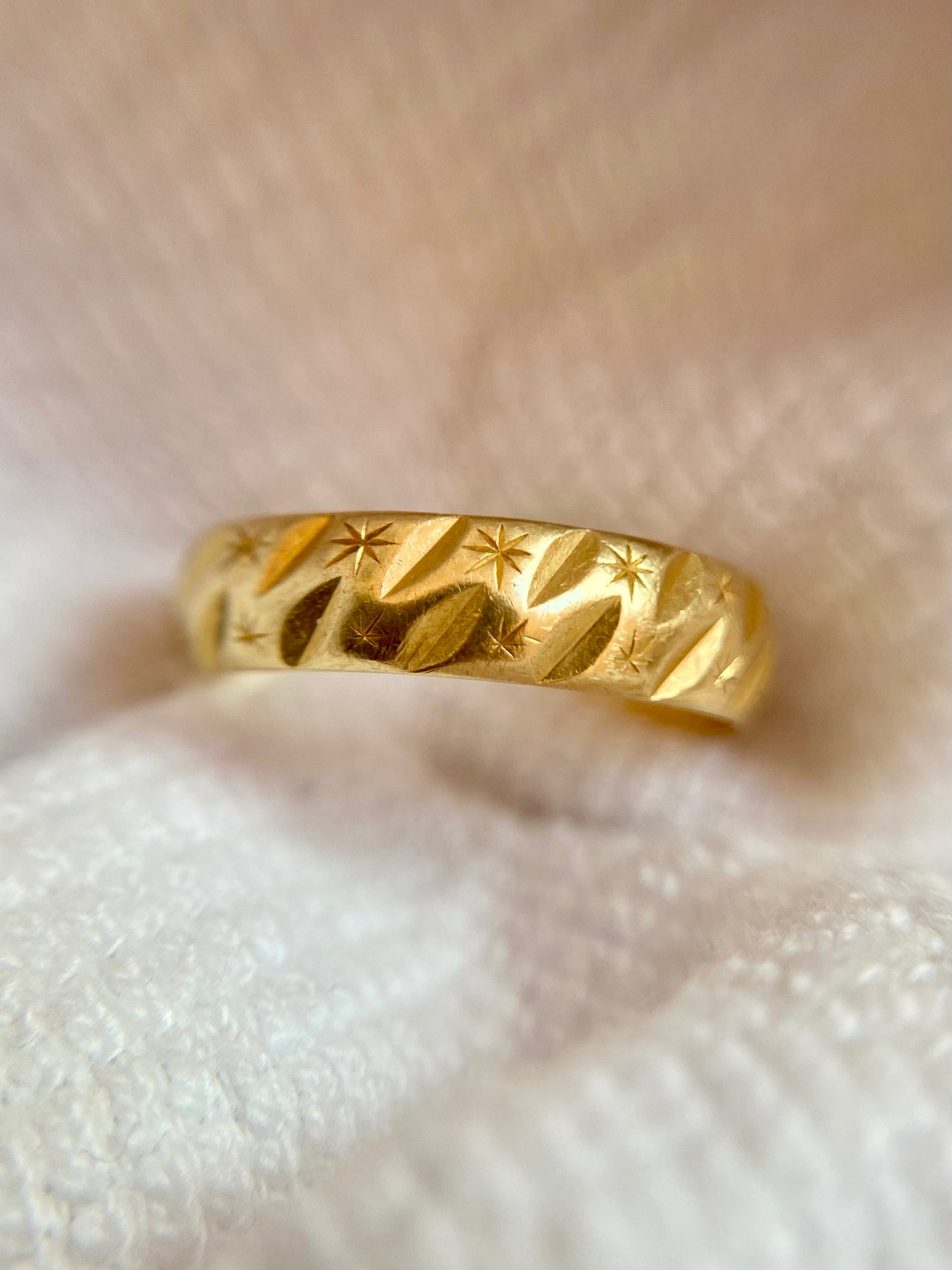 Vintage 18ct Gold Starry Band