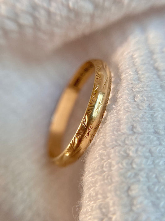 Vintage 9ct Gold Dainty Starry Band