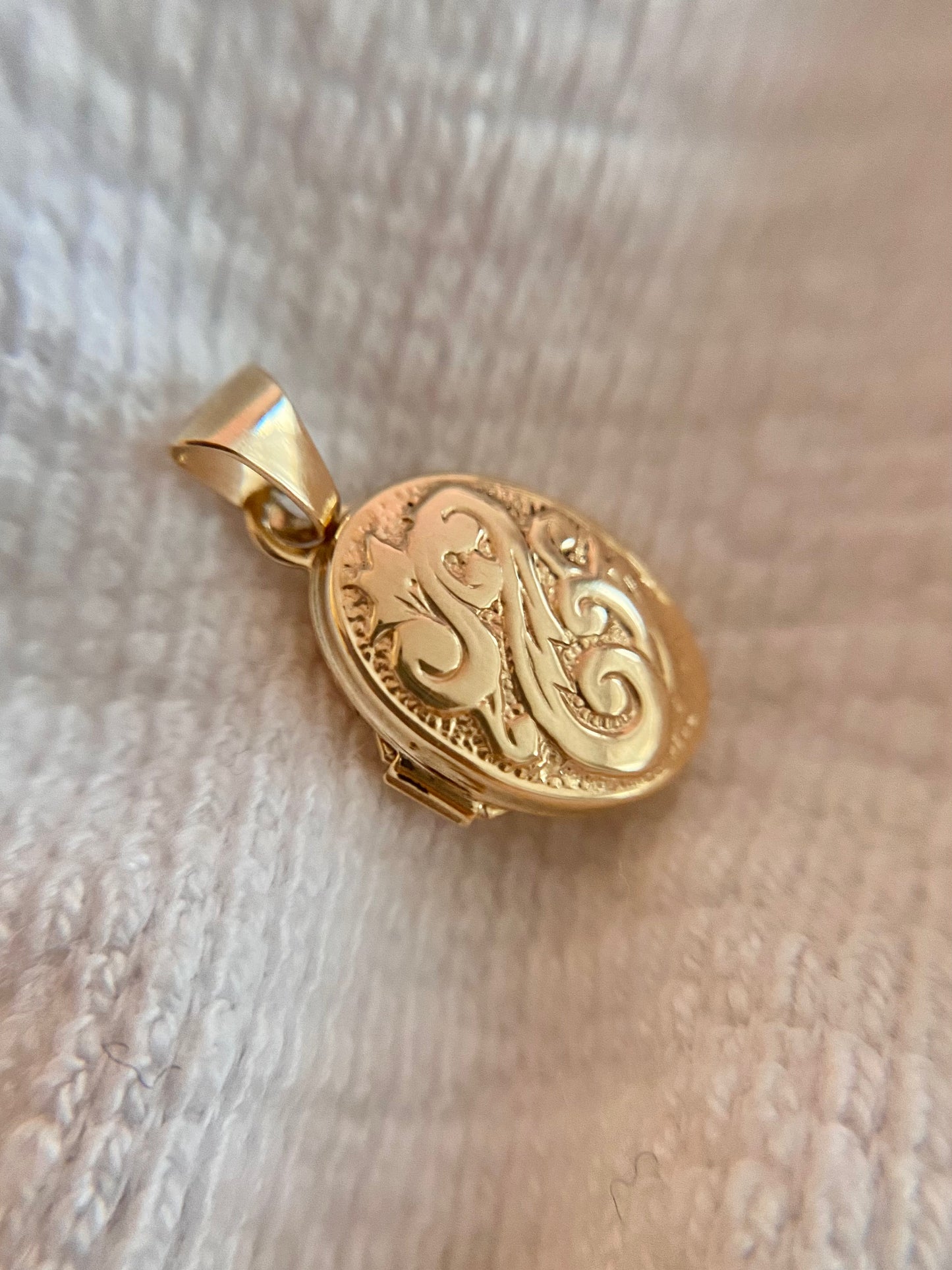 Preloved 9ct Gold Small Locket Pendant