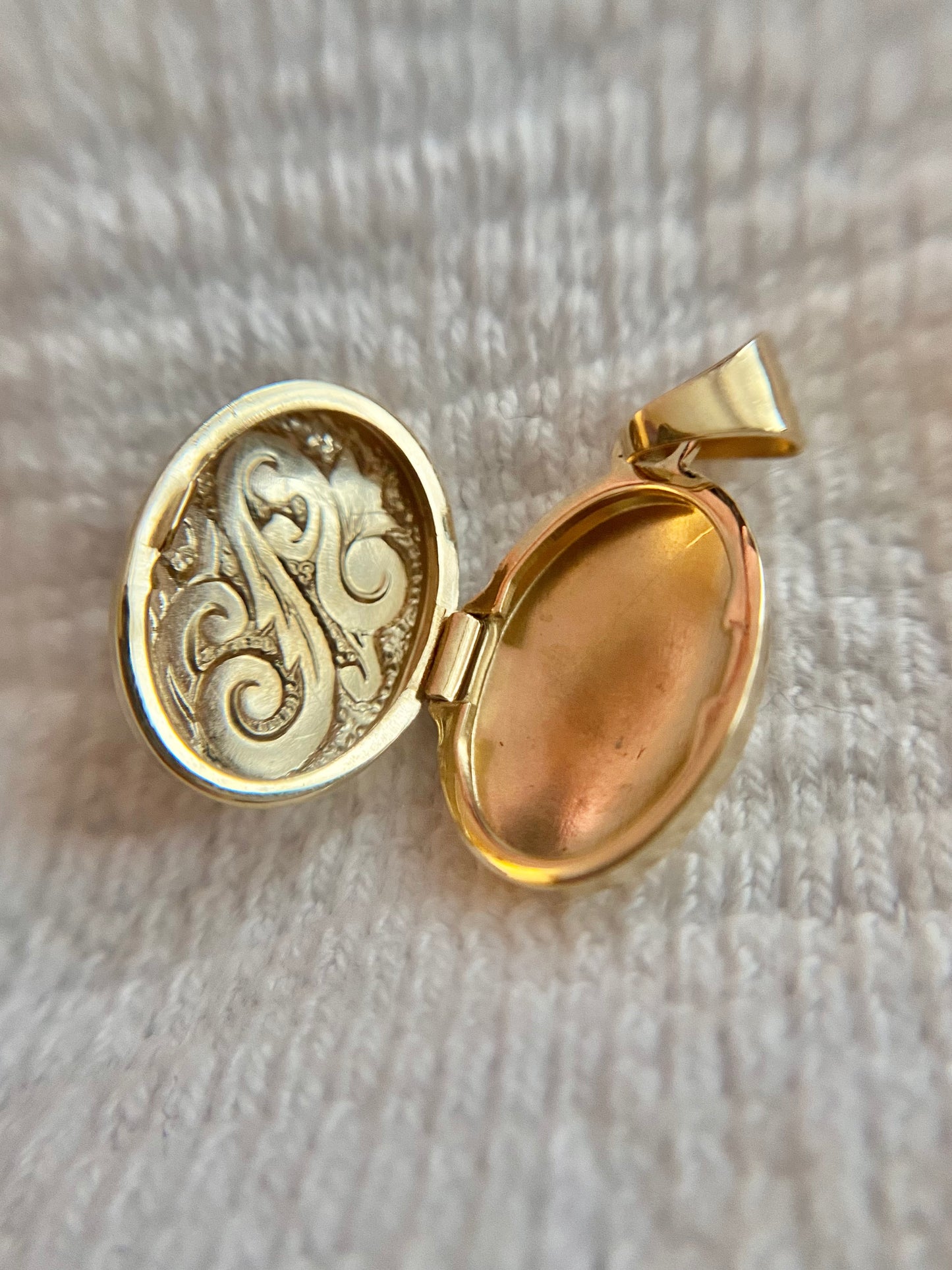 Preloved 9ct Gold Small Locket Pendant