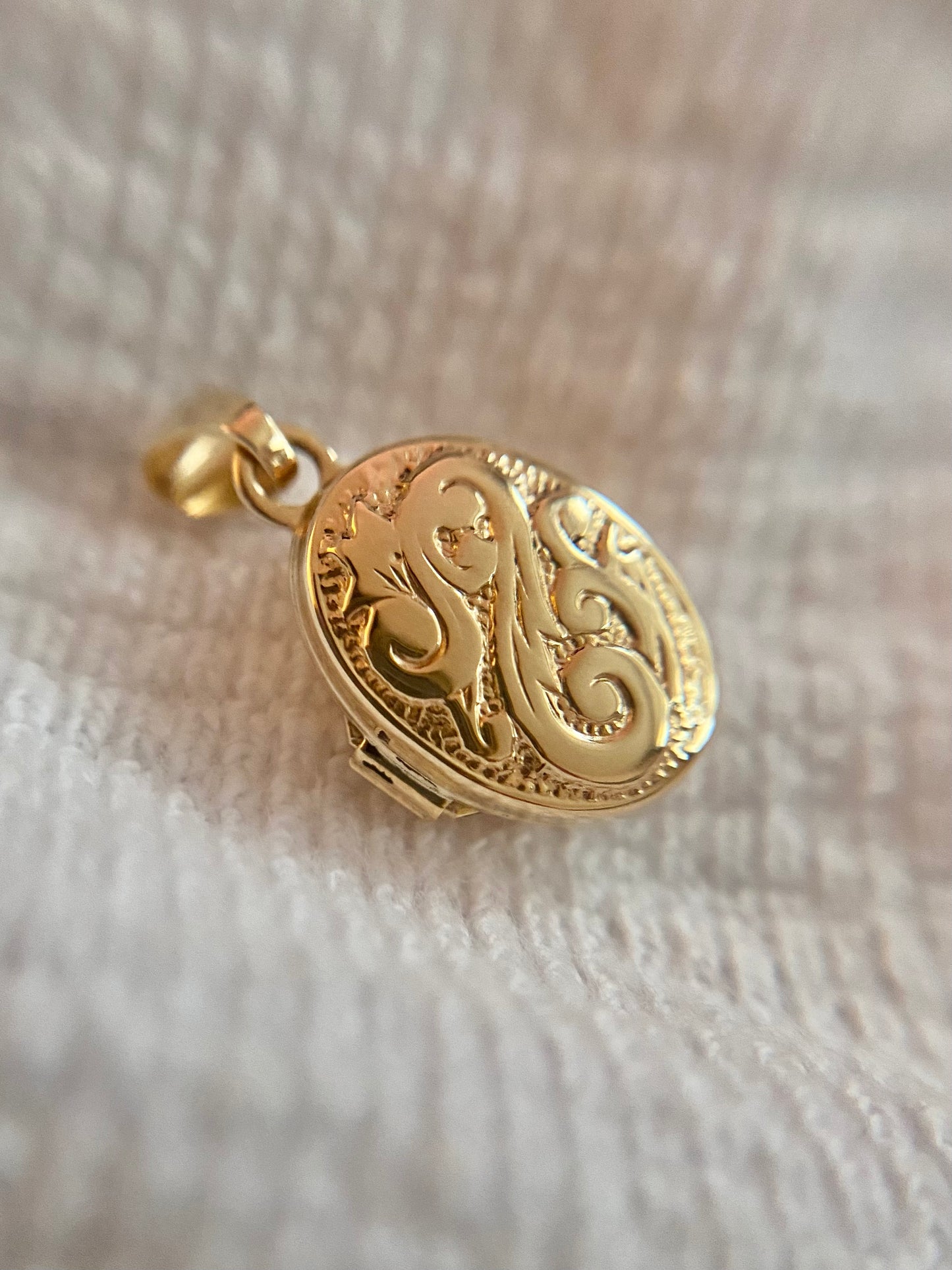 Preloved 9ct Gold Small Locket Pendant