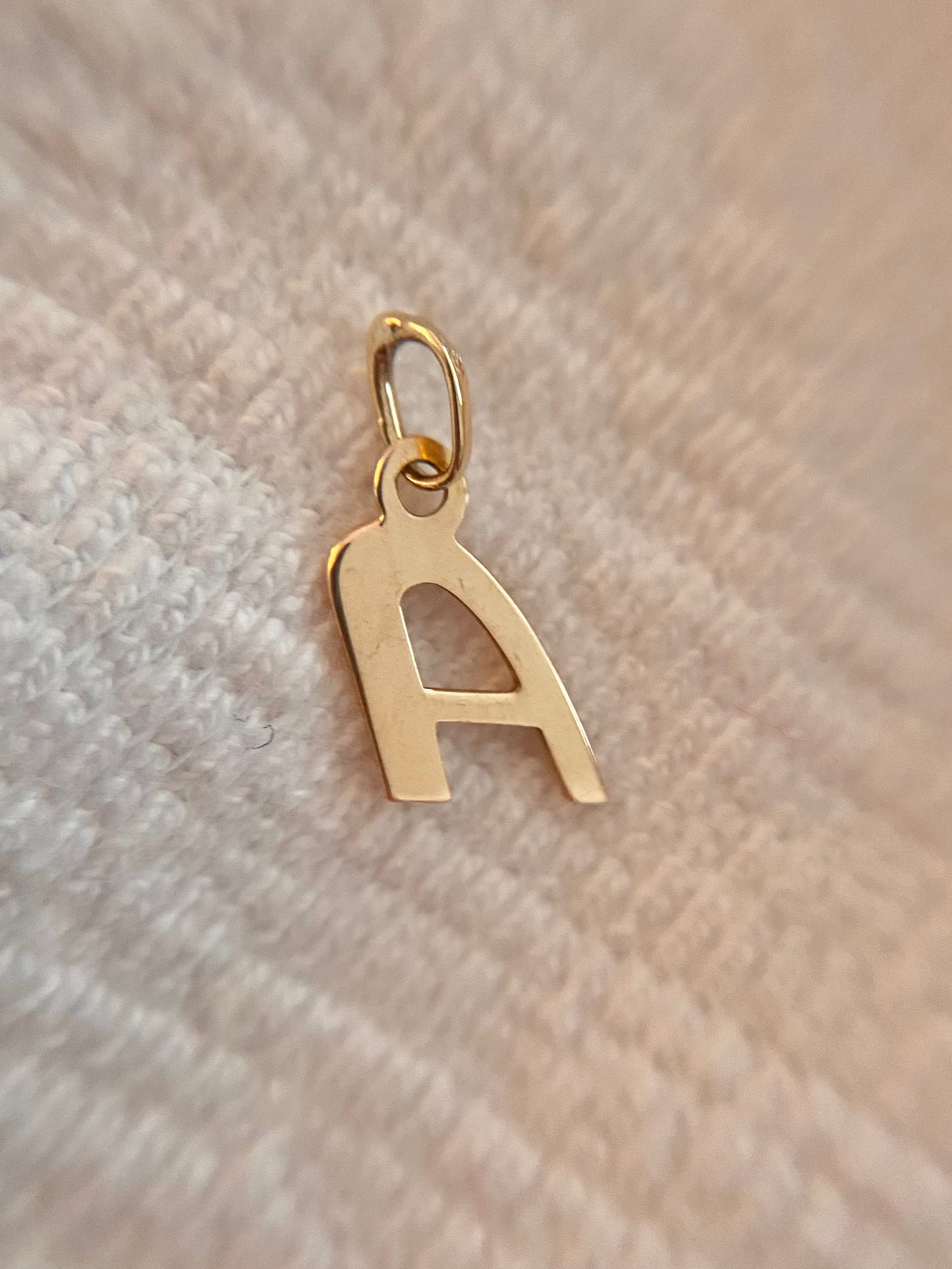 Preloved 9ct Gold Rounded Letter A Pendant