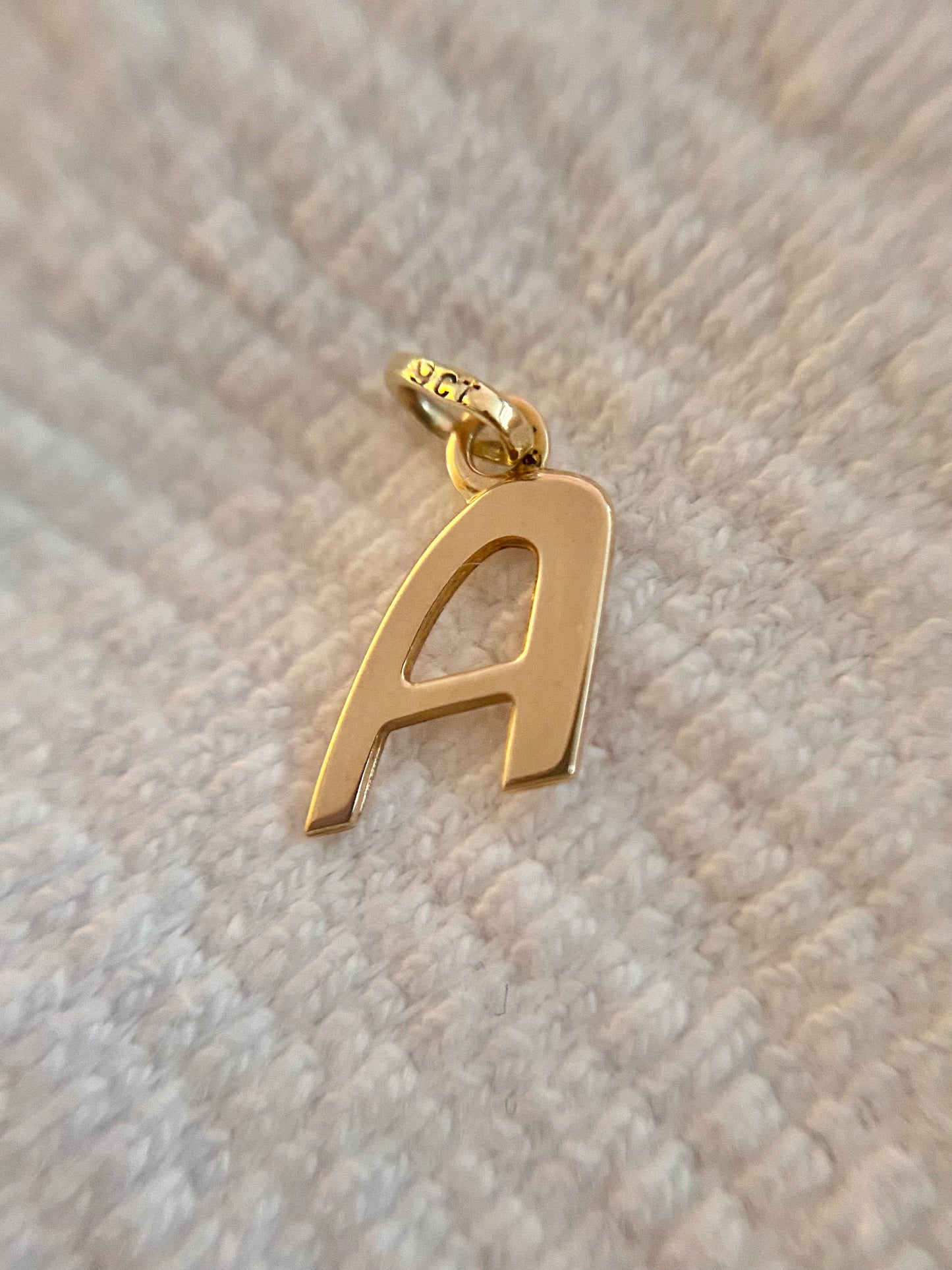 Preloved 9ct Gold Rounded Letter A Pendant