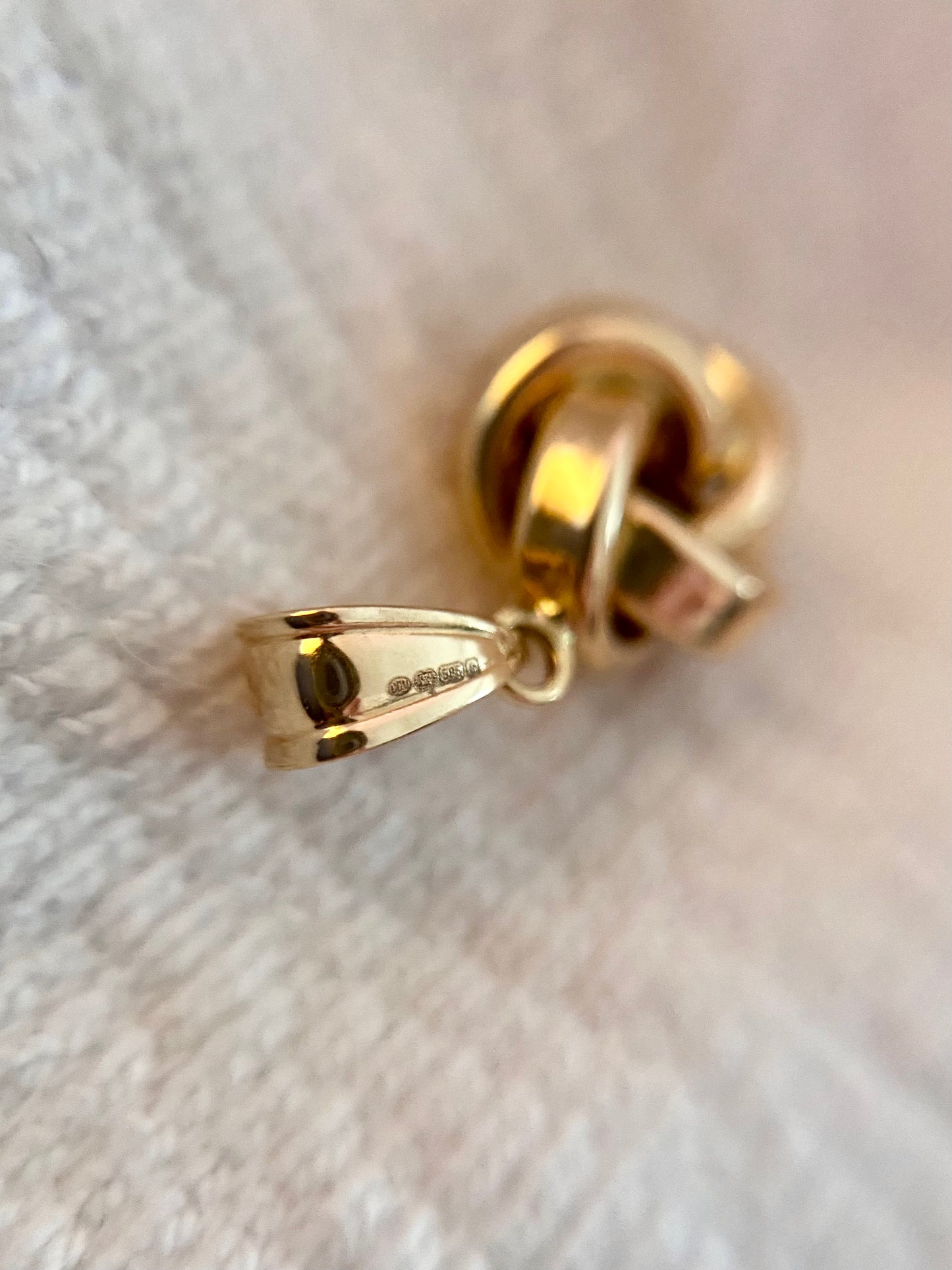 Preloved 14ct Gold Knot Pendant