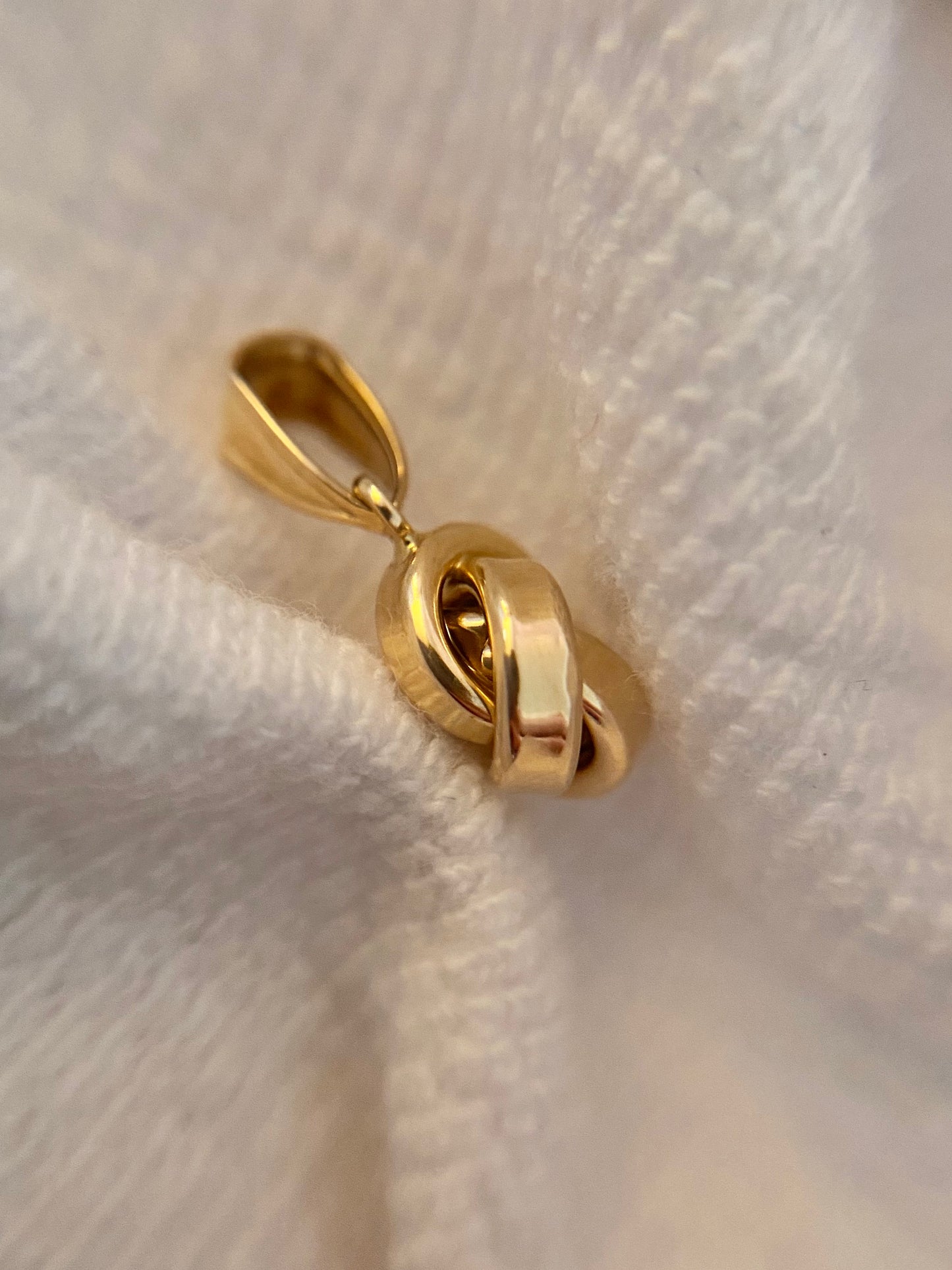 Preloved 14ct Gold Knot Pendant