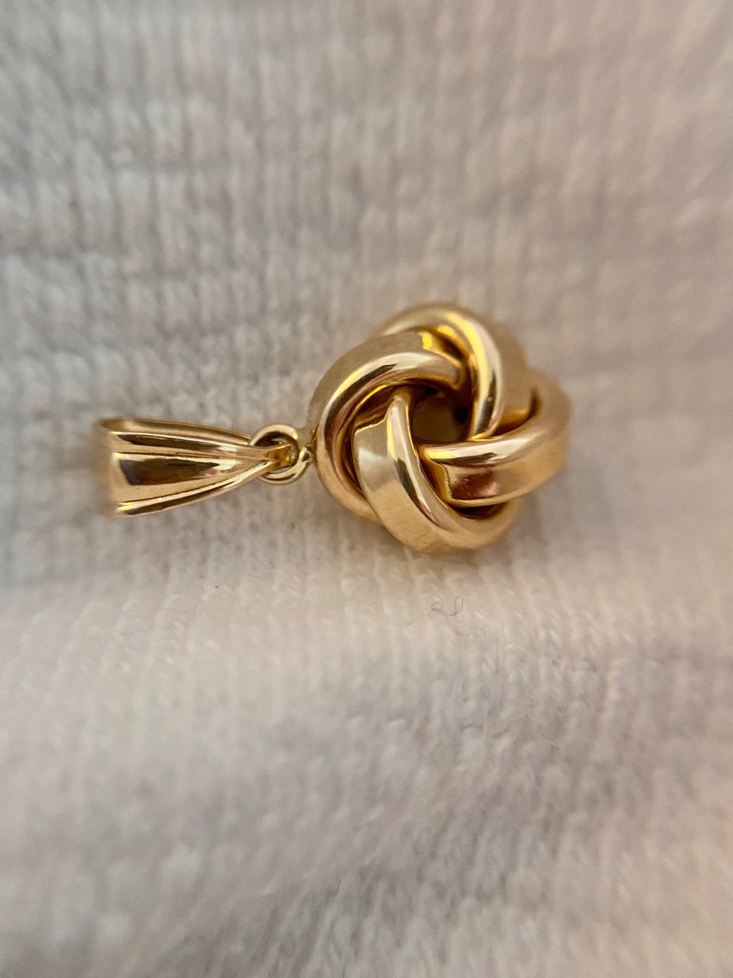 Preloved 14ct Gold Knot Pendant