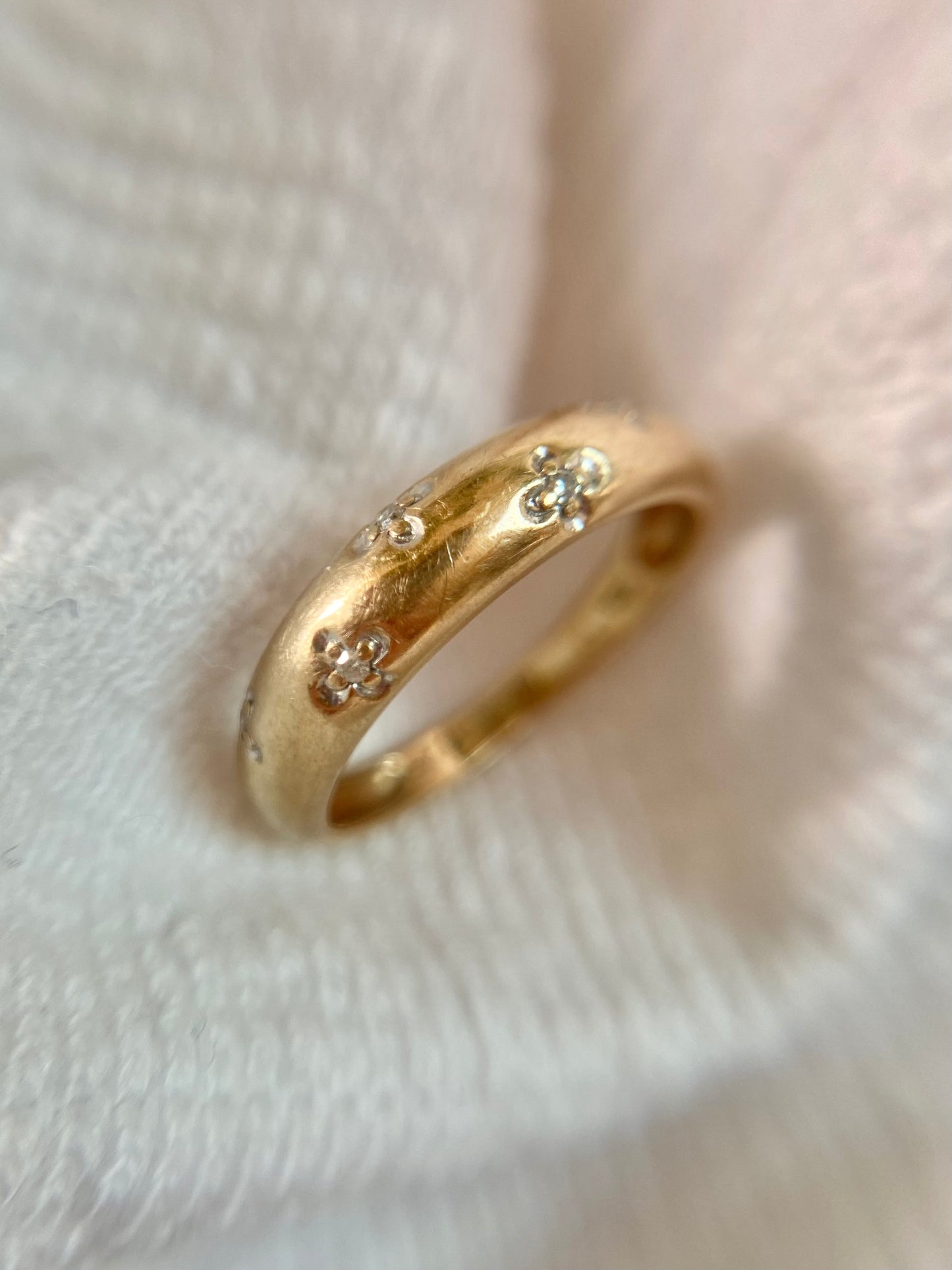 Preloved 9ct Gold Diamond Clover Set Ring