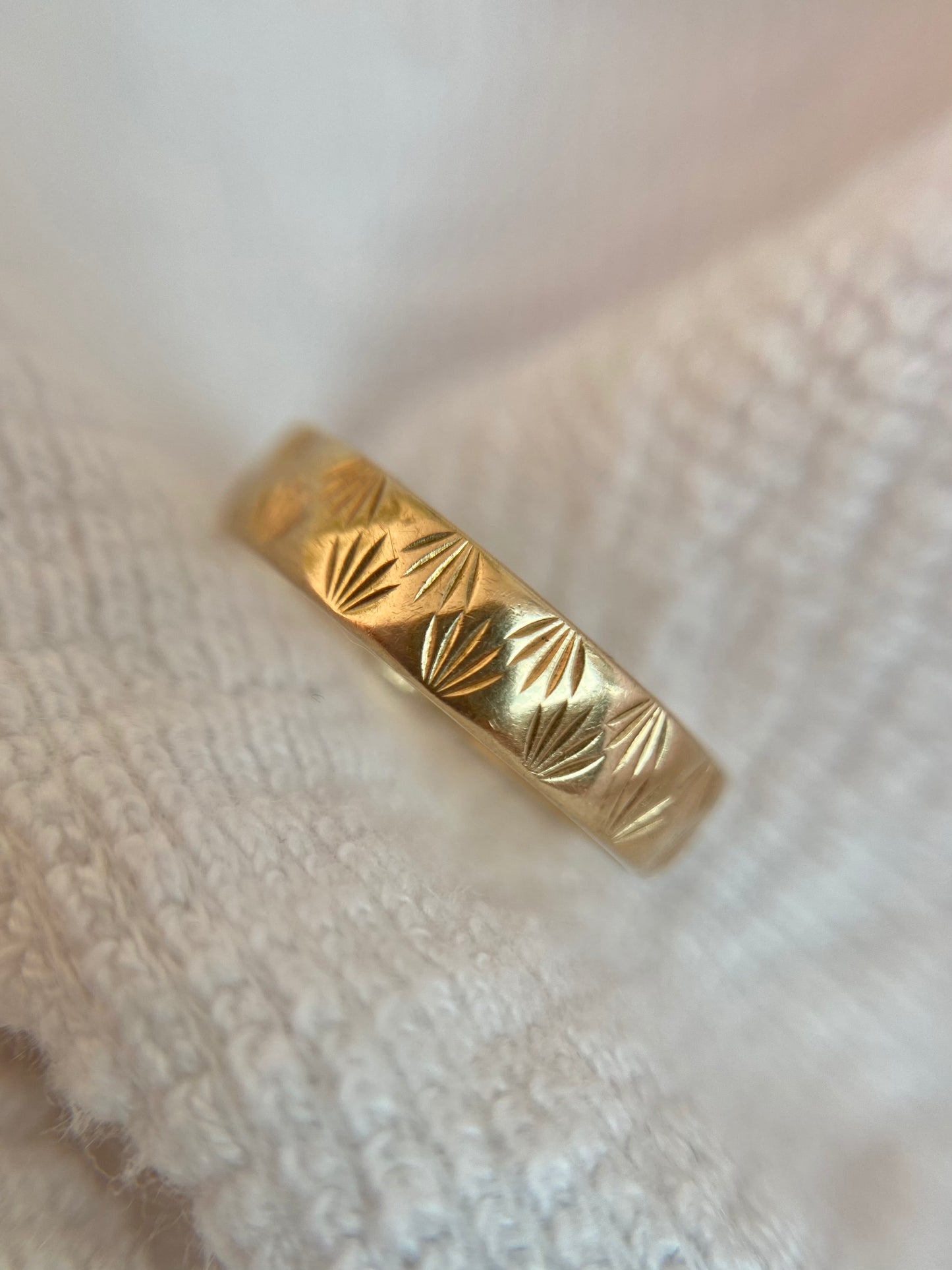 Vintage 9ct Gold Pretty Starry Band