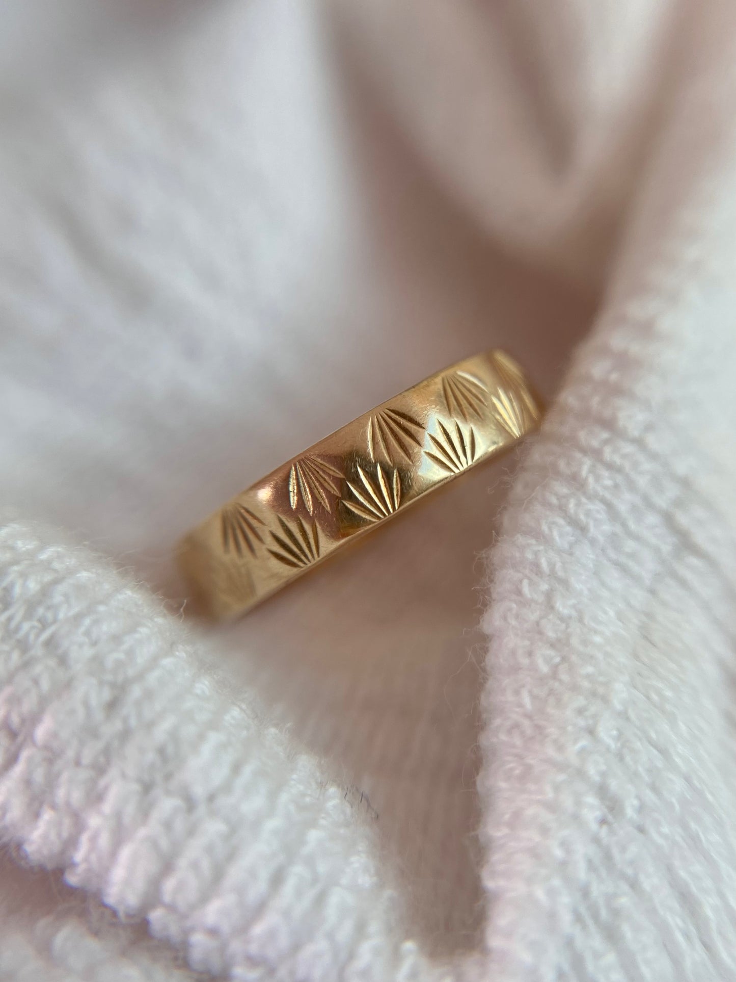 Vintage 9ct Gold Pretty Starry Band
