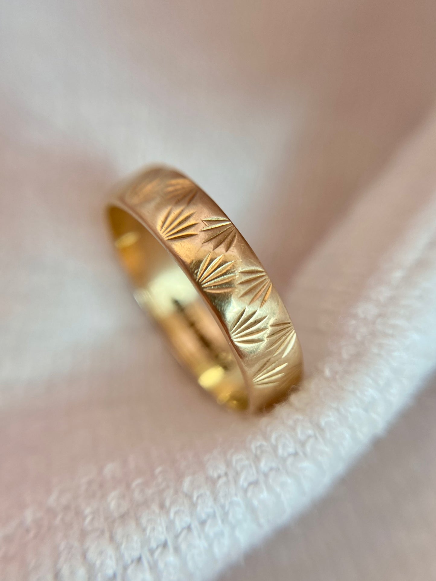 Vintage 9ct Gold Pretty Starry Band