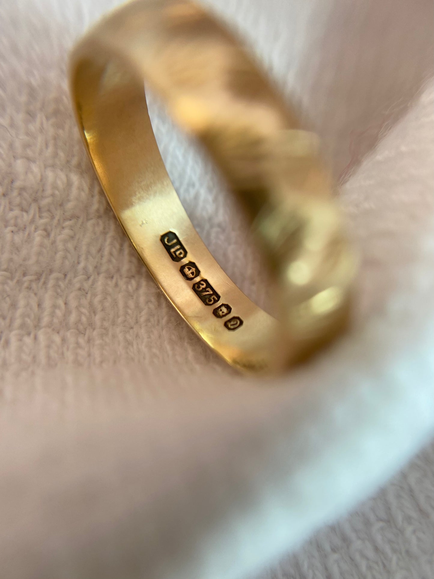 Vintage 9ct Gold Pretty Starry Band