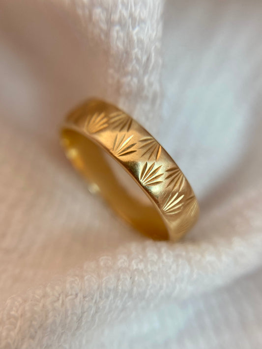 Vintage 9ct Gold Pretty Starry Band
