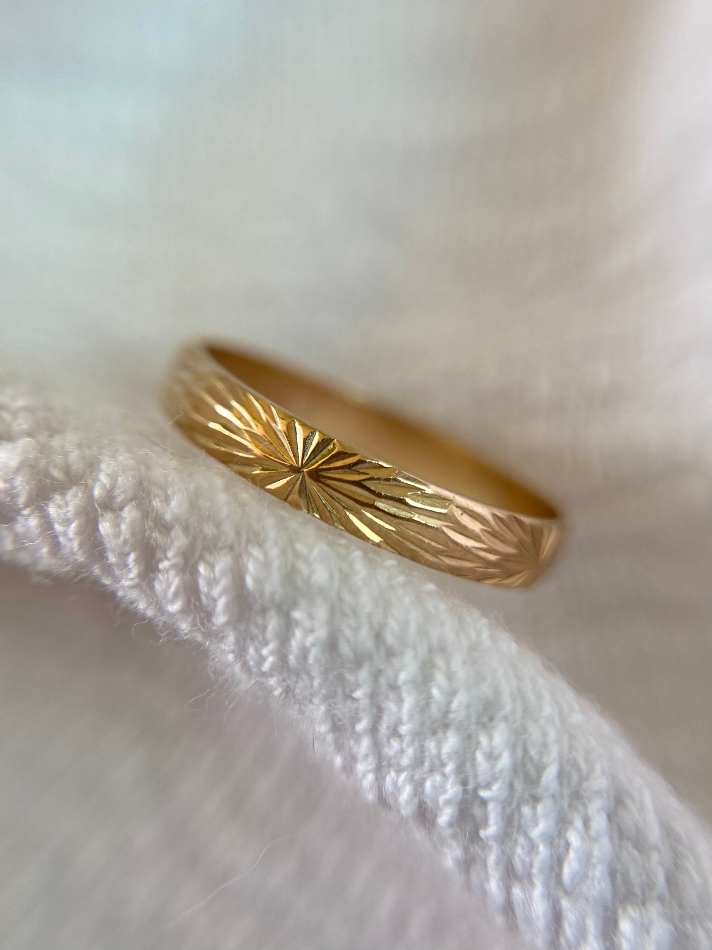 Vintage 9ct Gold Starry Band