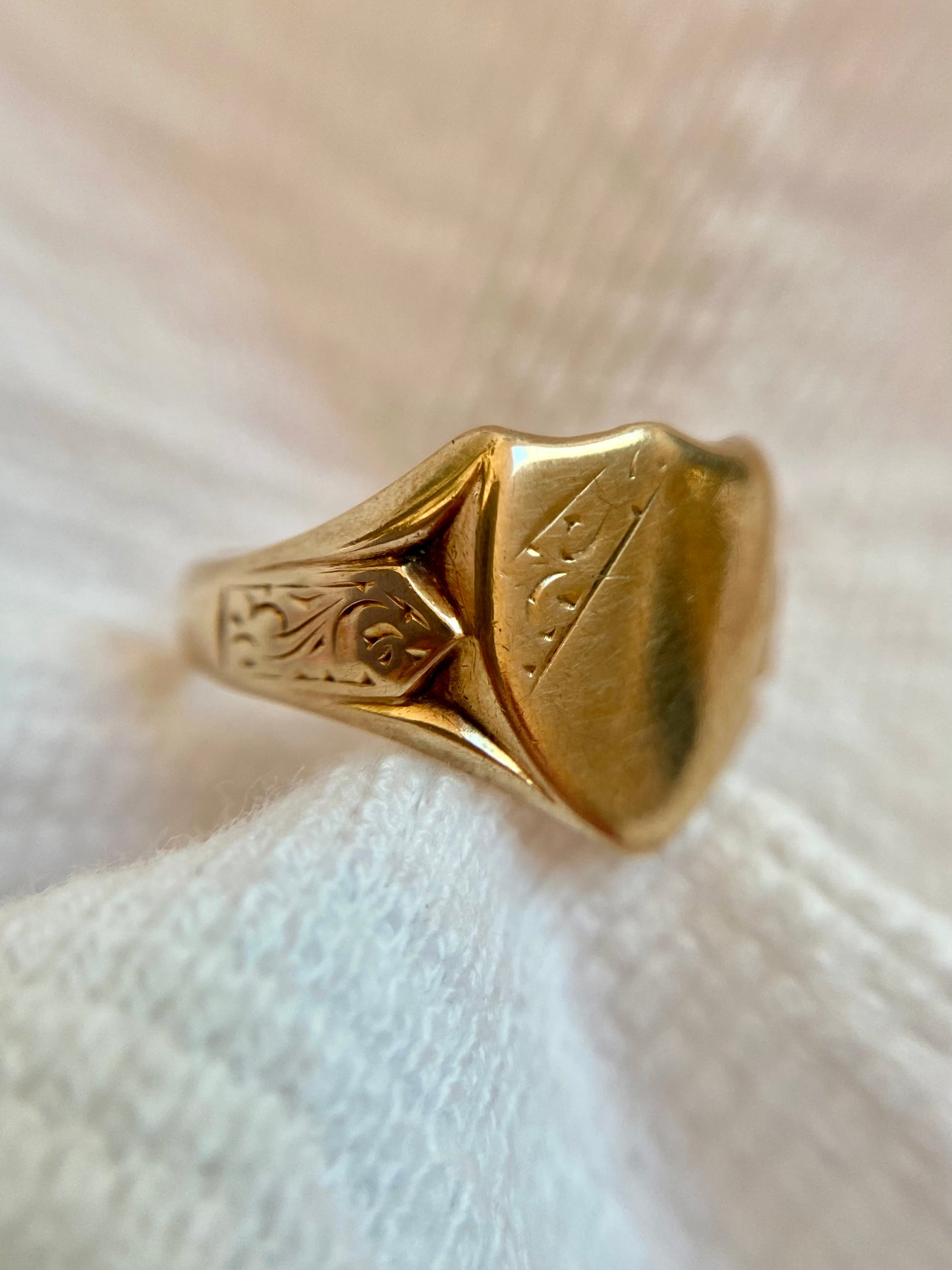 Vintage 9ct Gold Shield Ring