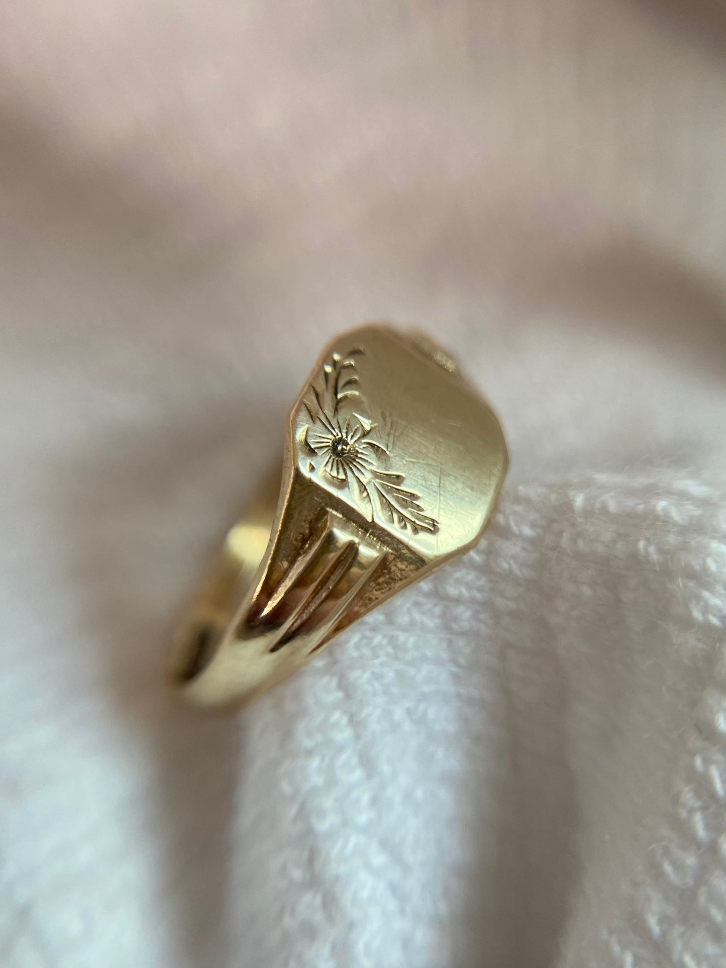 Vintage 9ct Gold Floral Signet Ring