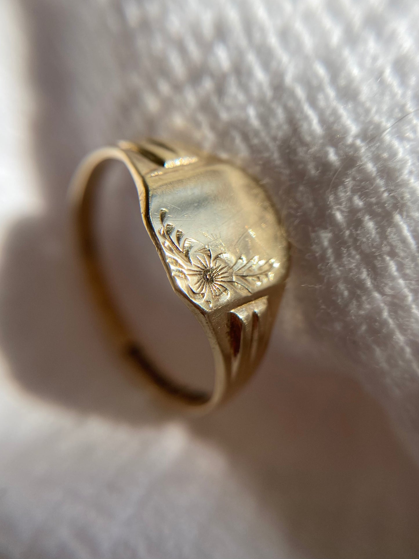 Vintage 9ct Gold Floral Signet Ring