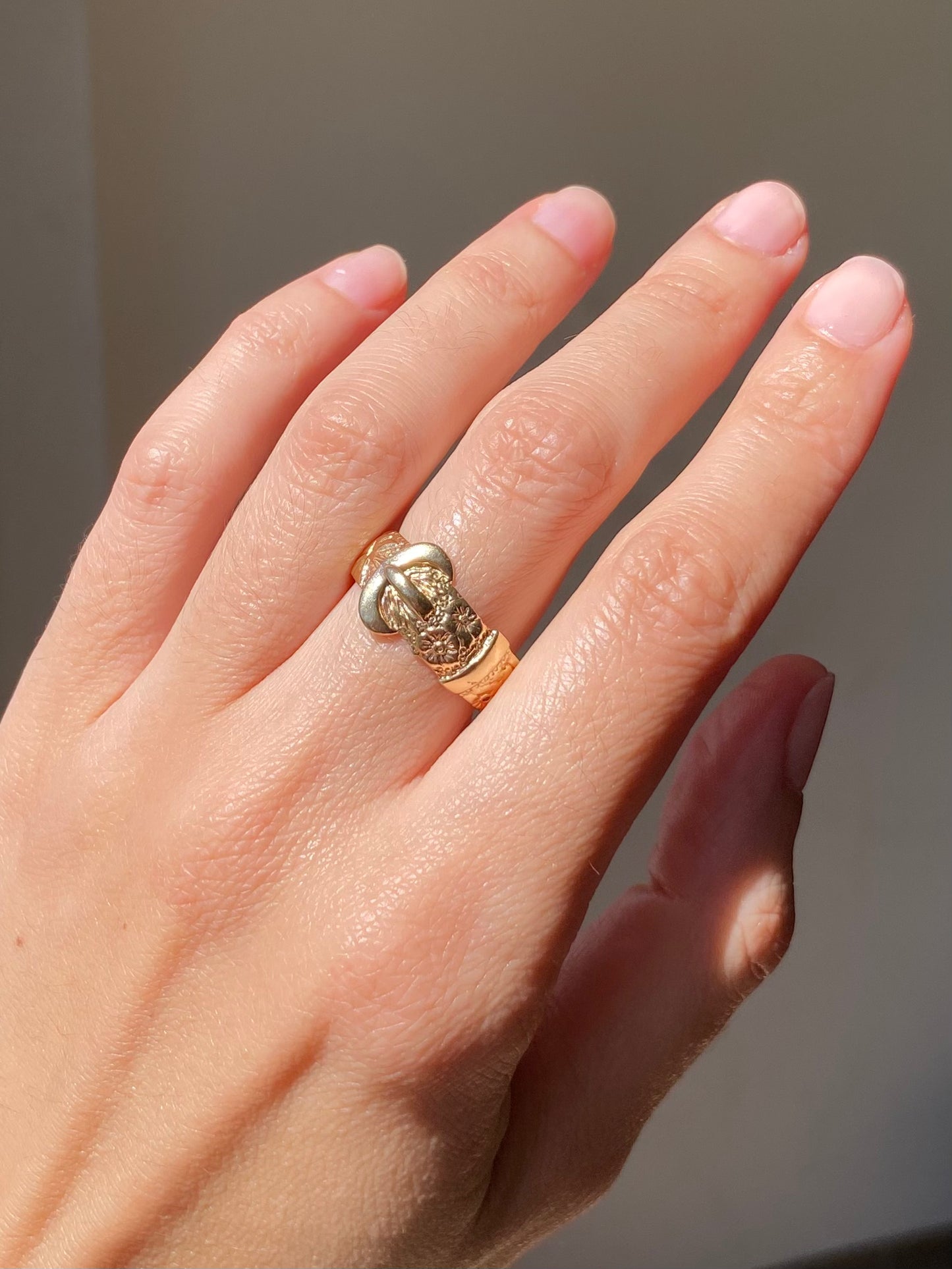 Vintage 9ct Gold Floral Buckle Ring