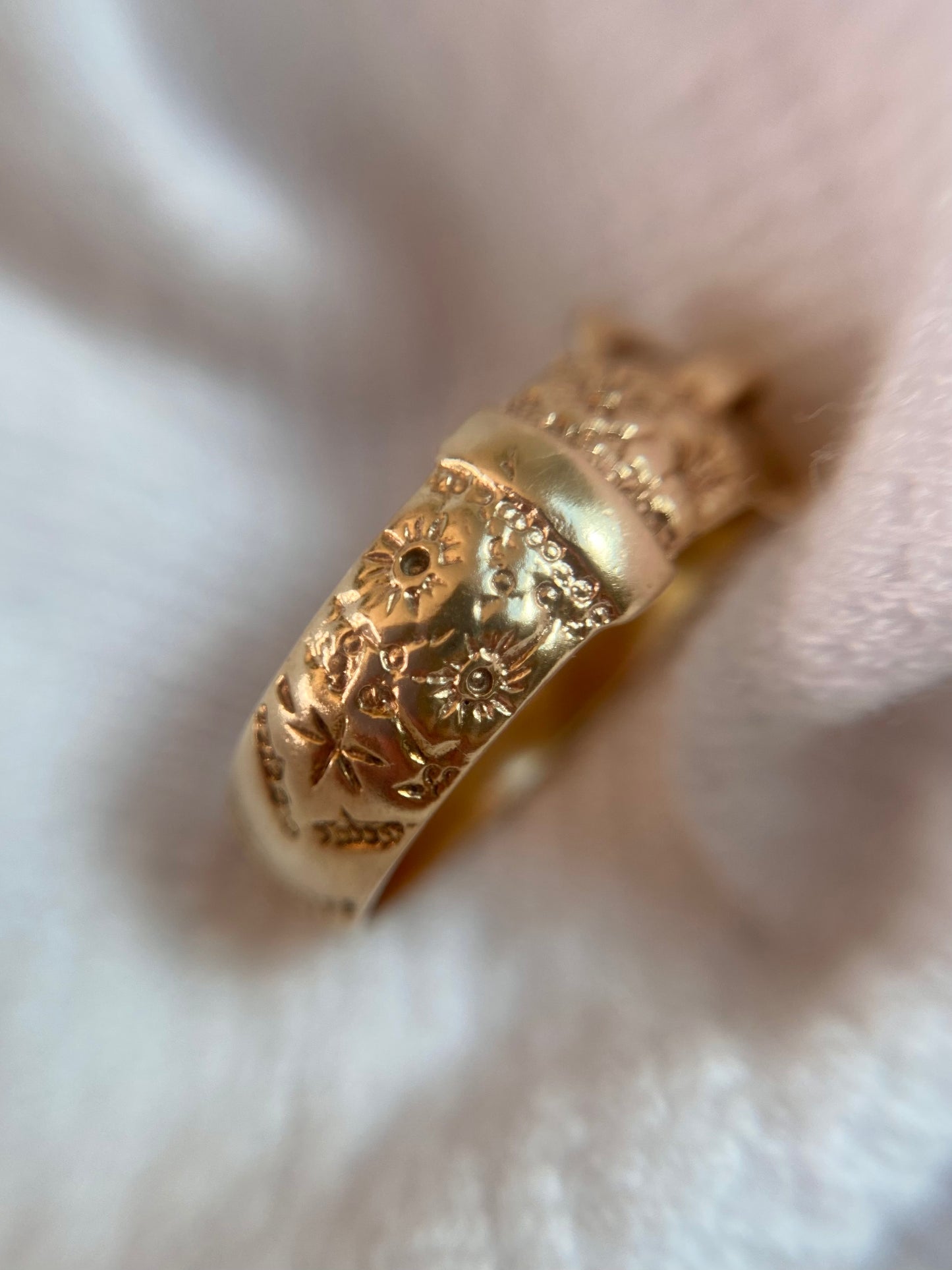 Vintage 9ct Gold Floral Buckle Ring