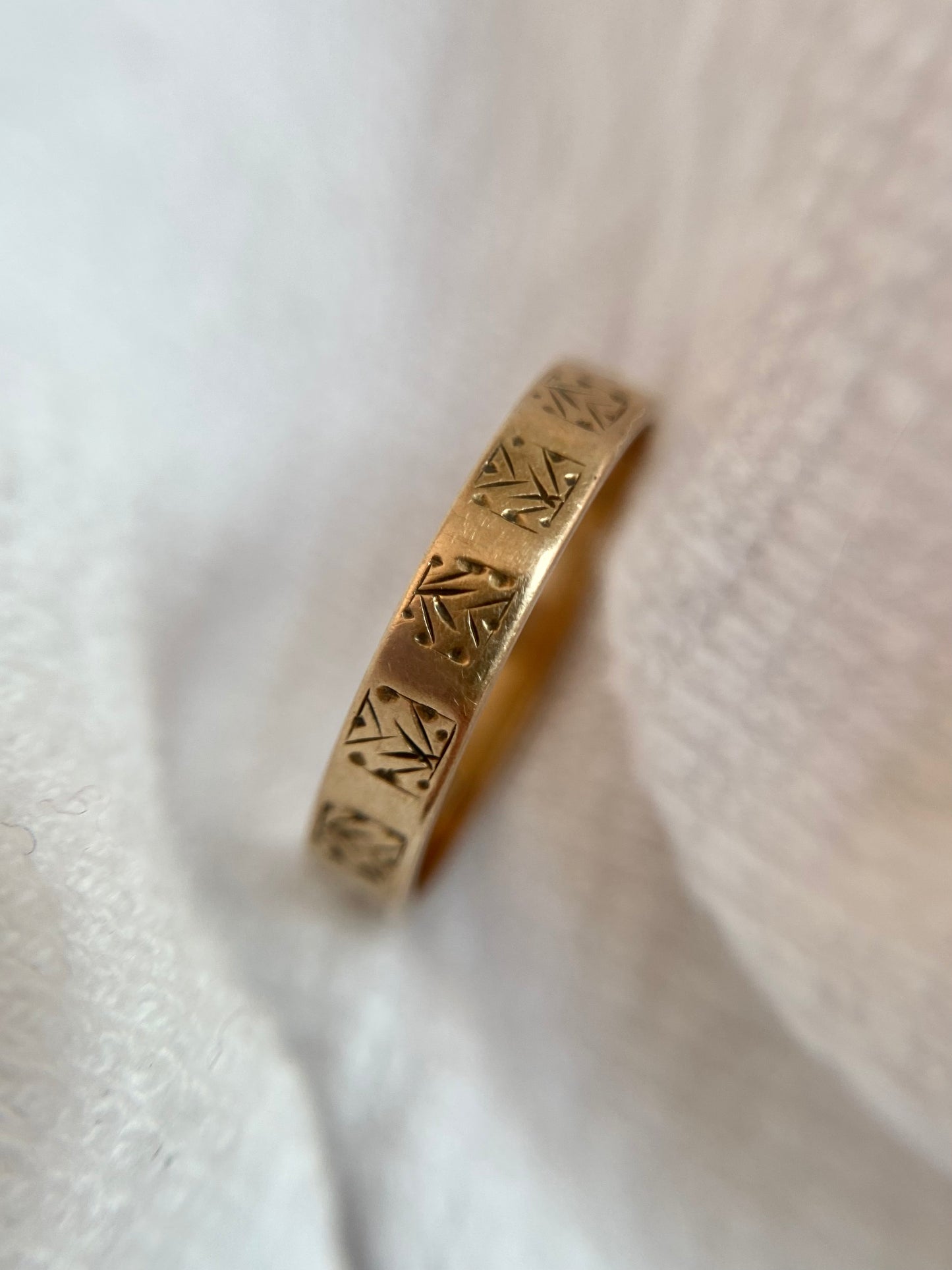 Vintage 9ct Gold Patterned Band