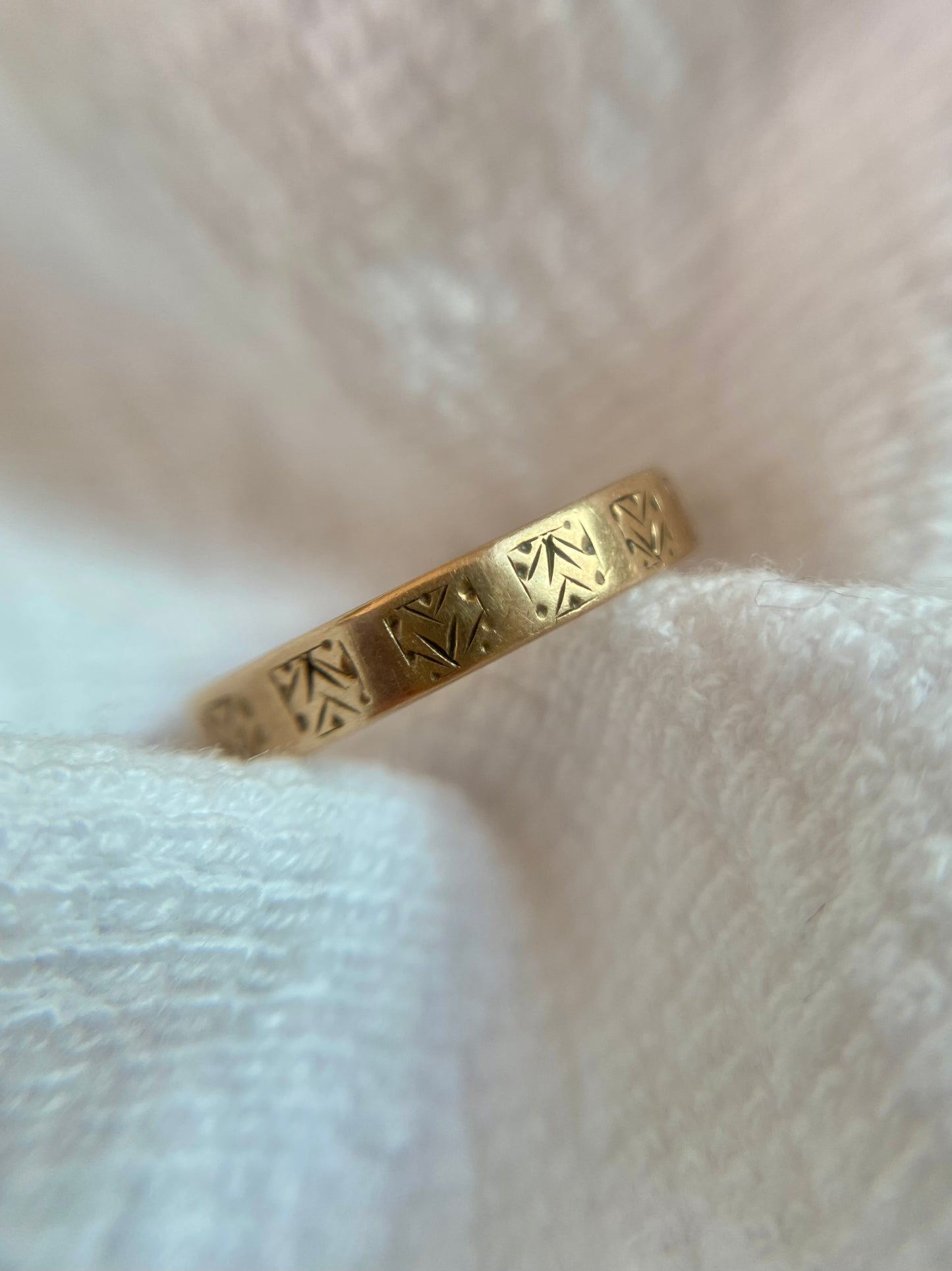 Vintage 9ct Gold Patterned Band