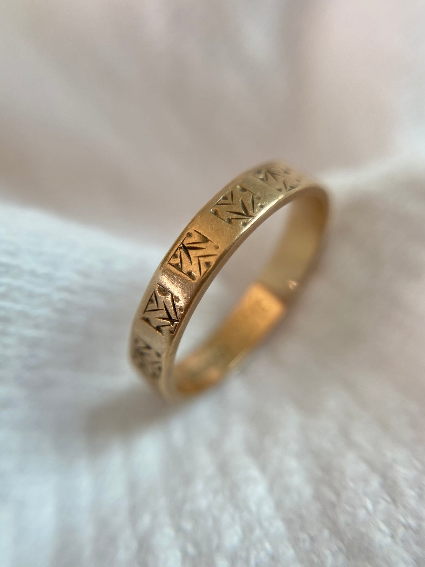 Vintage 9ct Gold Patterned Band