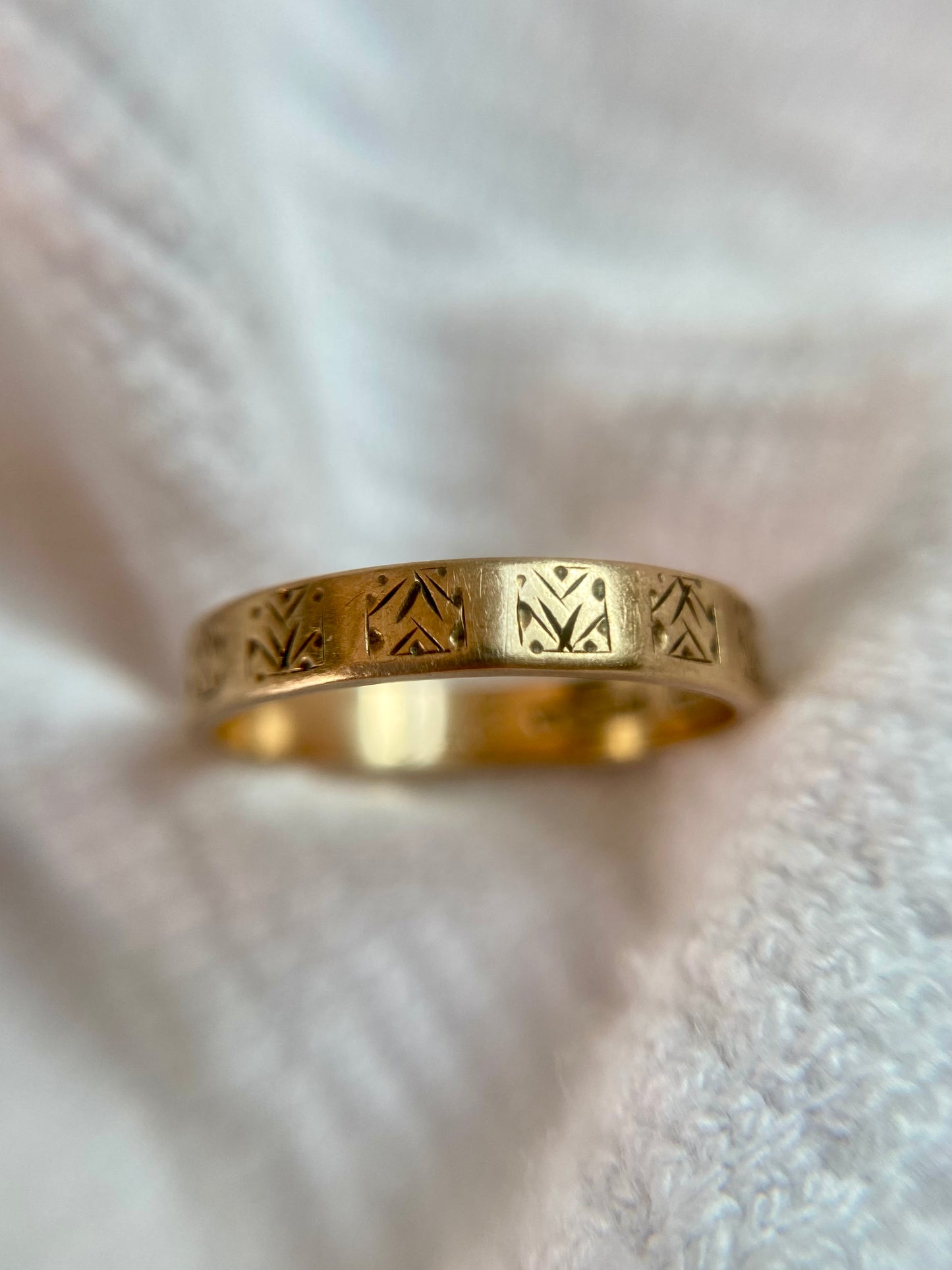 Vintage 9ct Gold Patterned Band