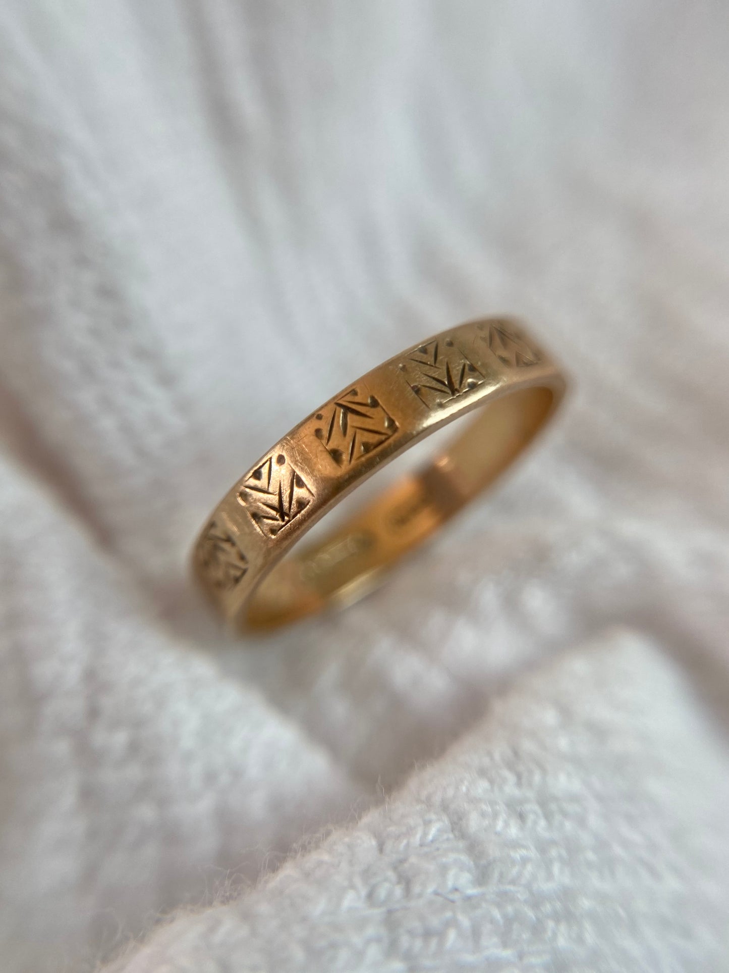 Vintage 9ct Gold Patterned Band