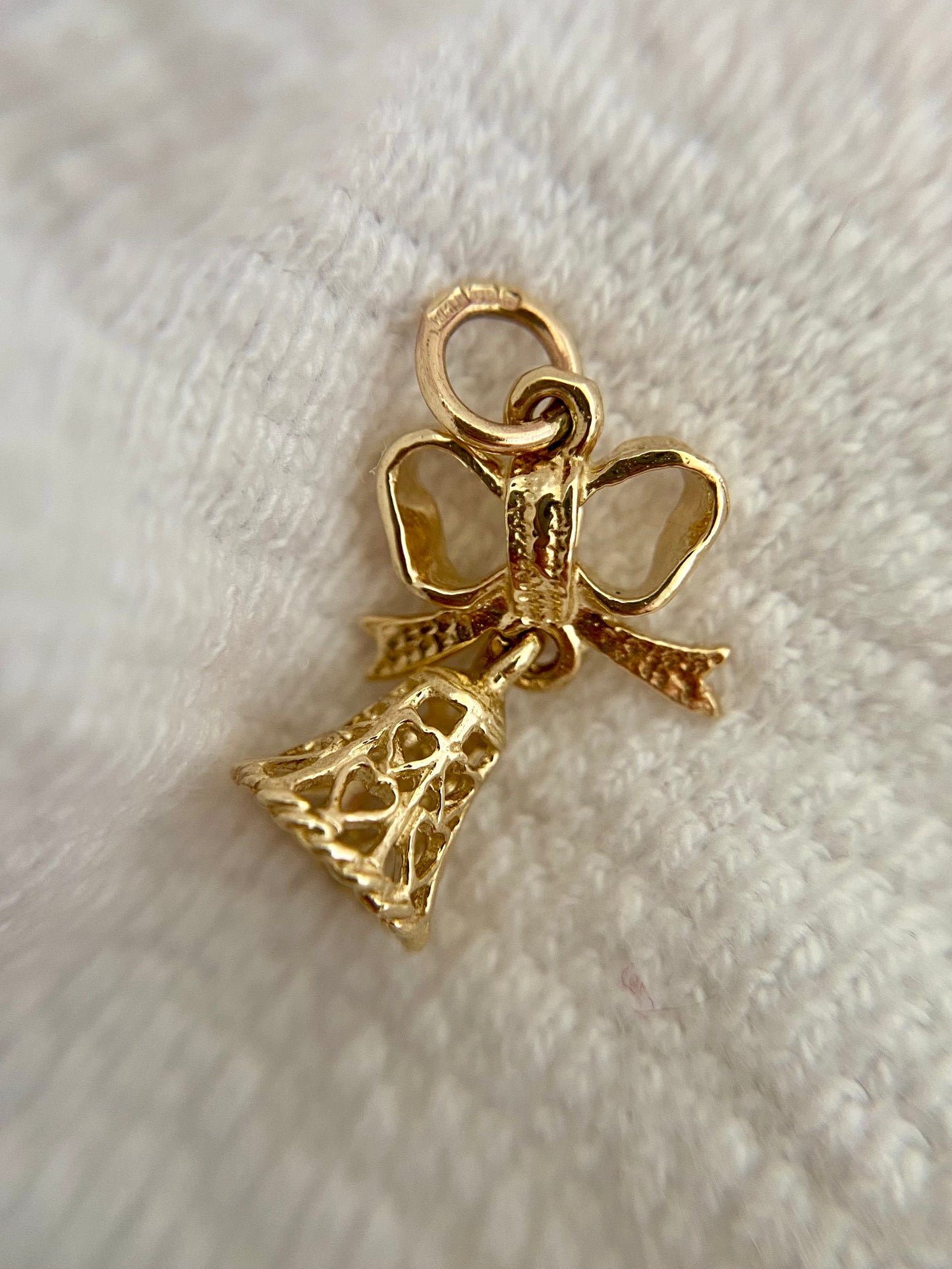 Preloved 9ct Gold Wedding Bell Pendant