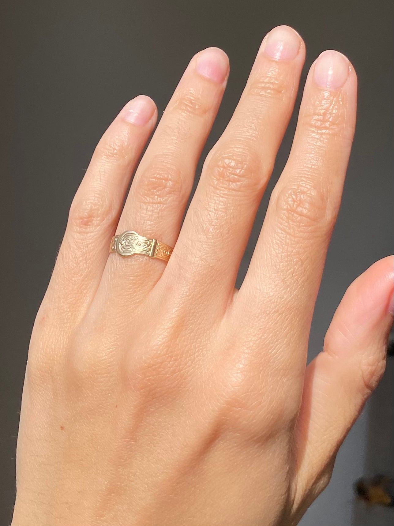 Vintage 9ct Gold Patterned Buckle Ring