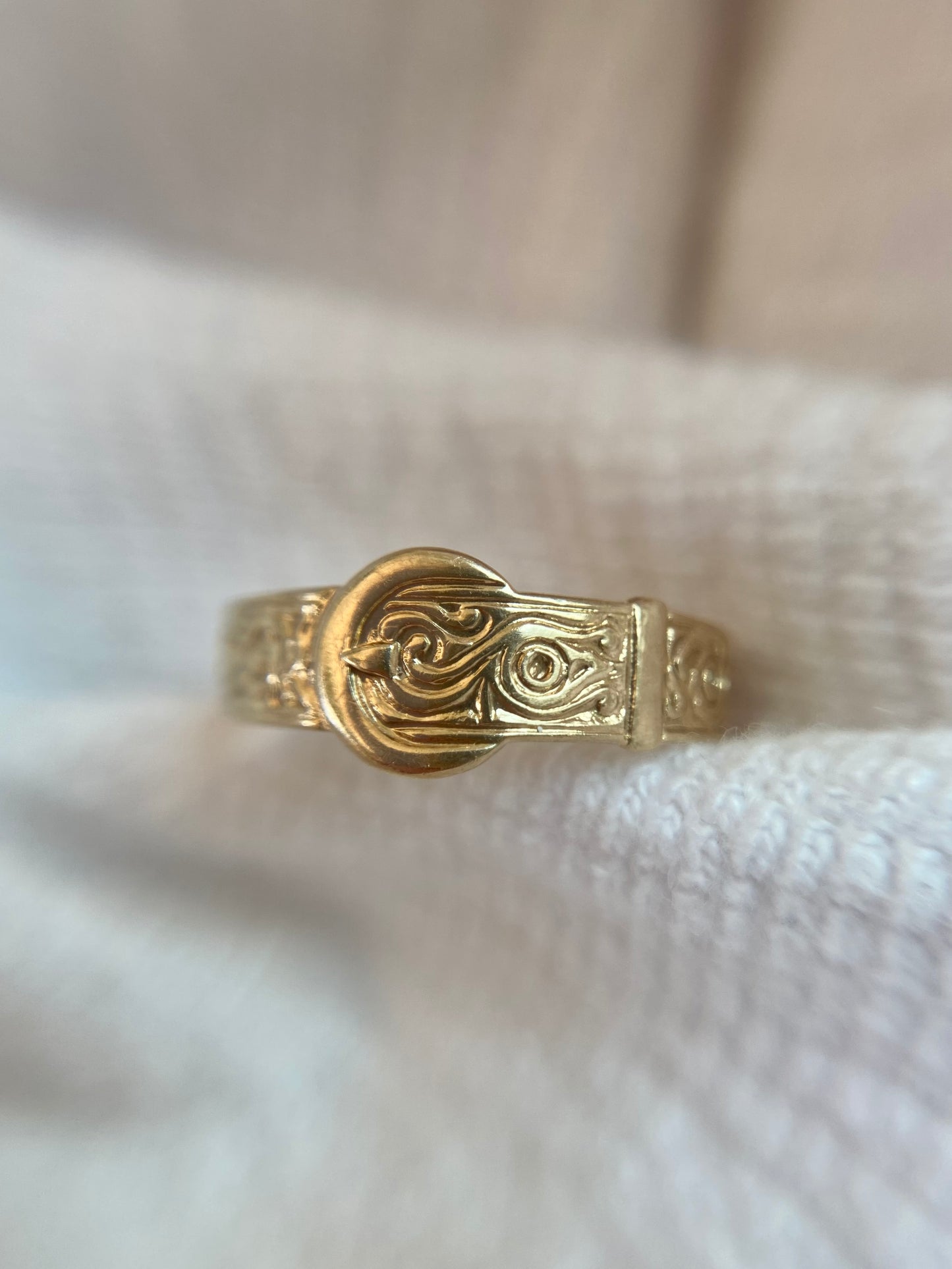 Vintage 9ct Gold Patterned Buckle Ring