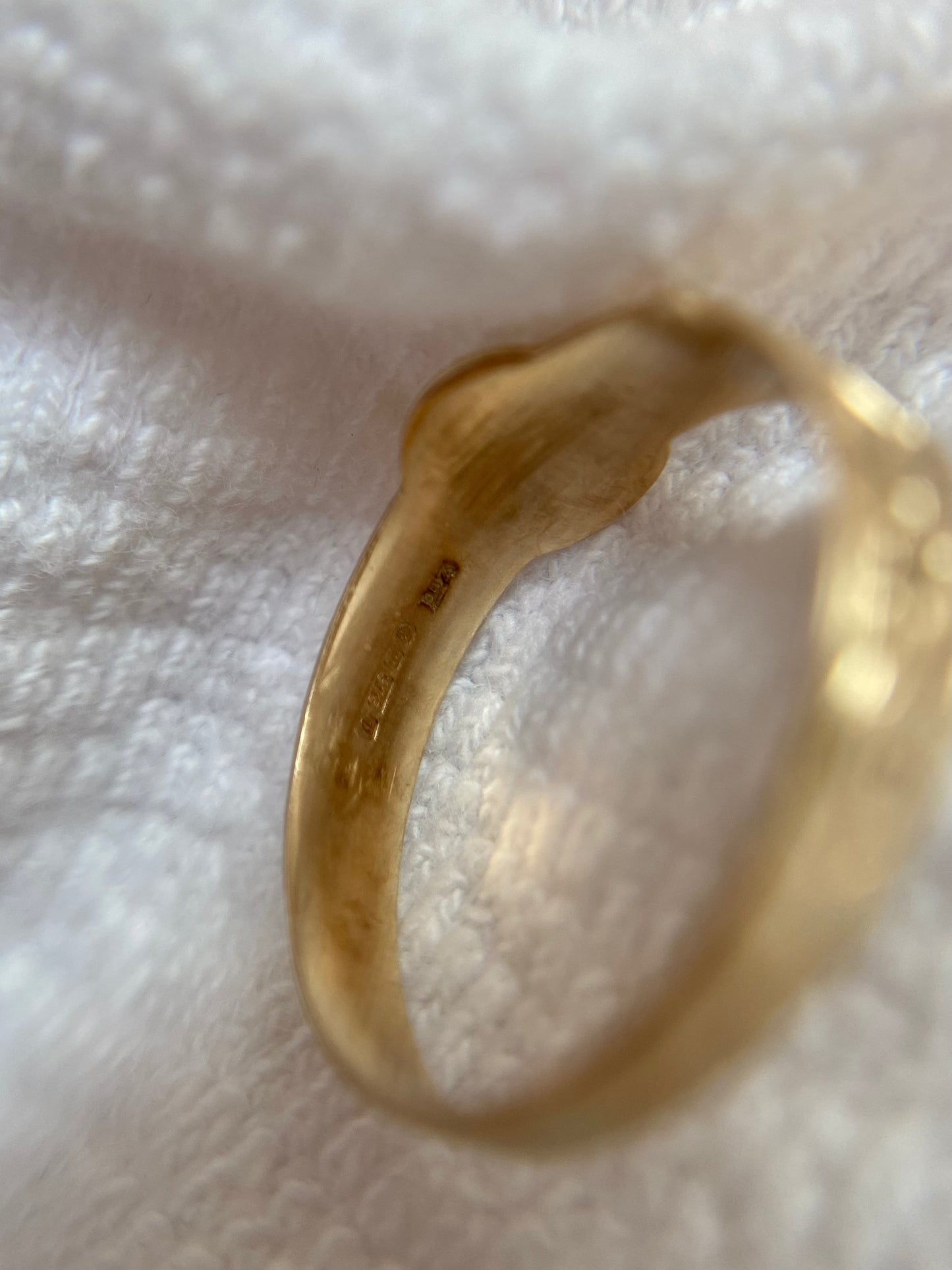 Vintage 9ct Gold Patterned Buckle Ring