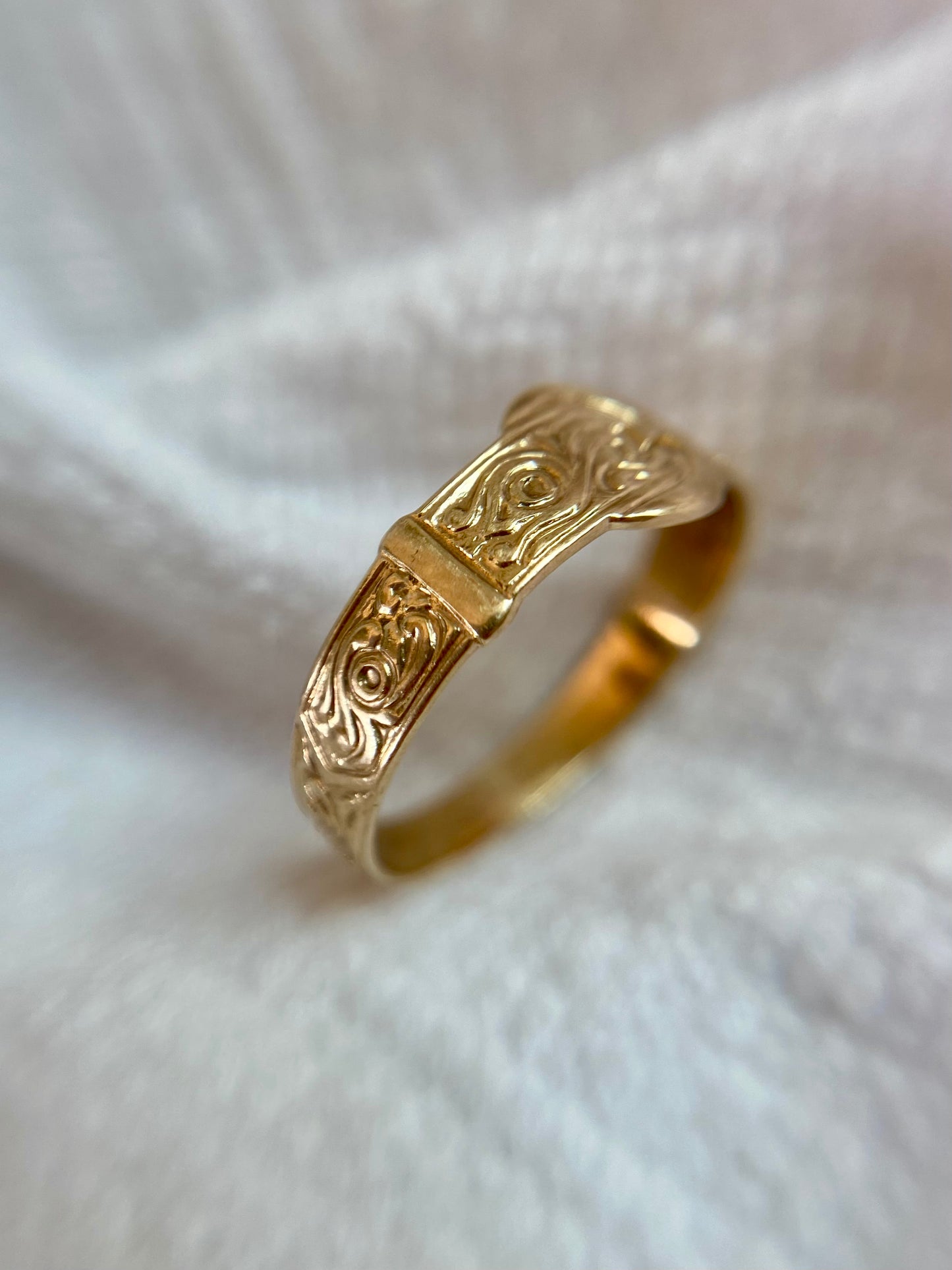 Vintage 9ct Gold Patterned Buckle Ring