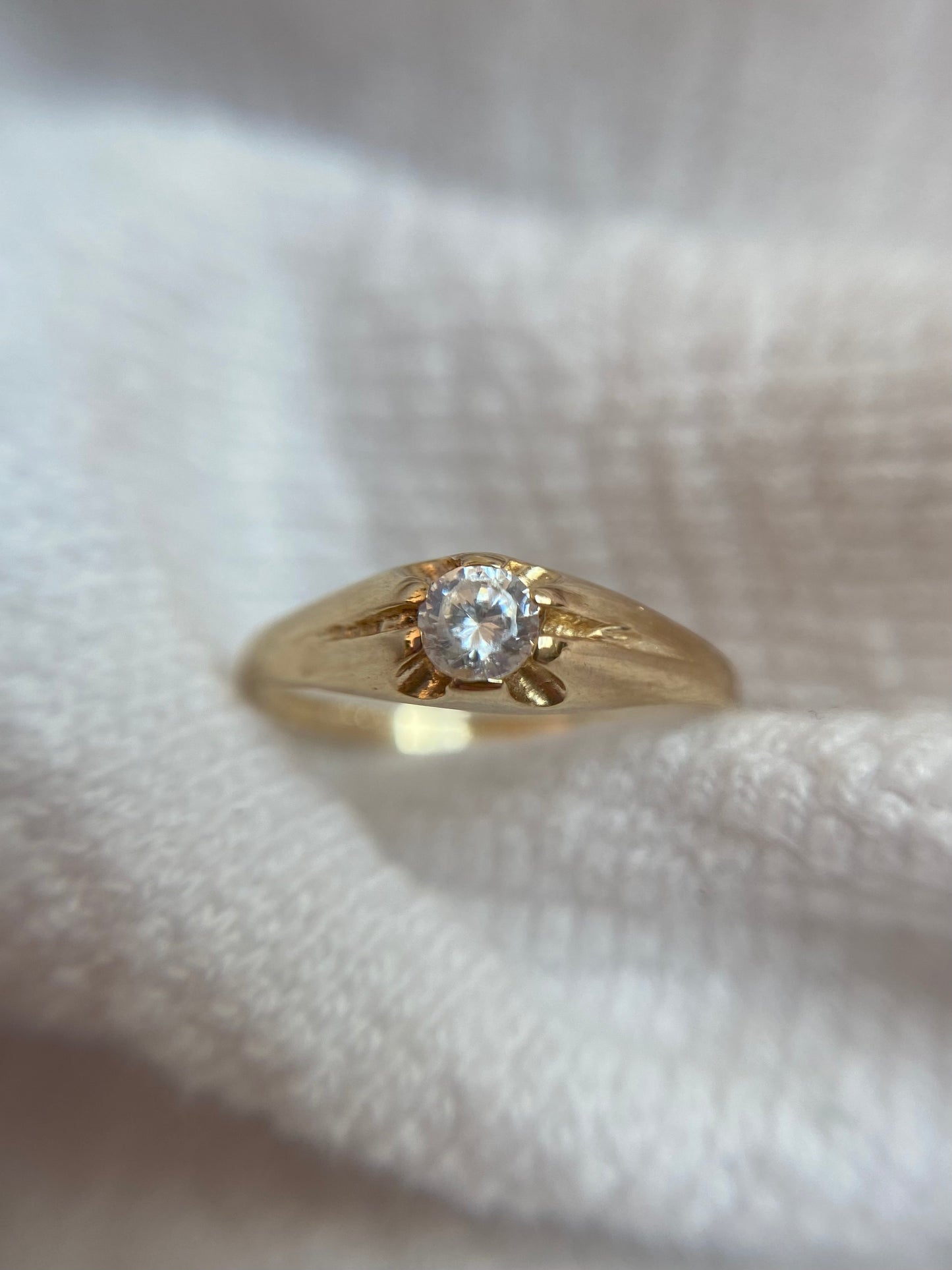 Vintage 9ct Gold Pinched Solitaire Pinky Ring