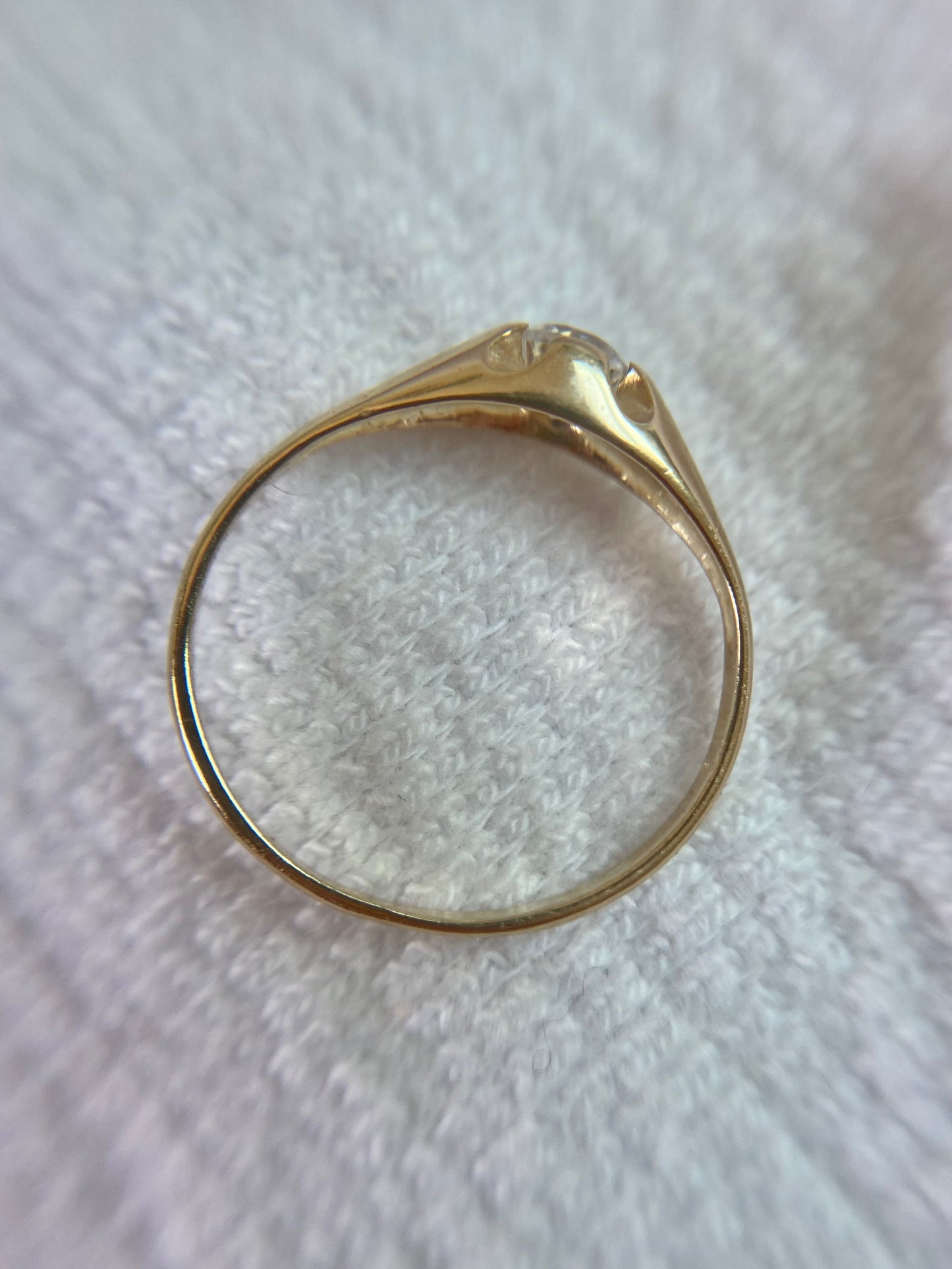 Vintage 9ct Gold Pinched Solitaire Pinky Ring