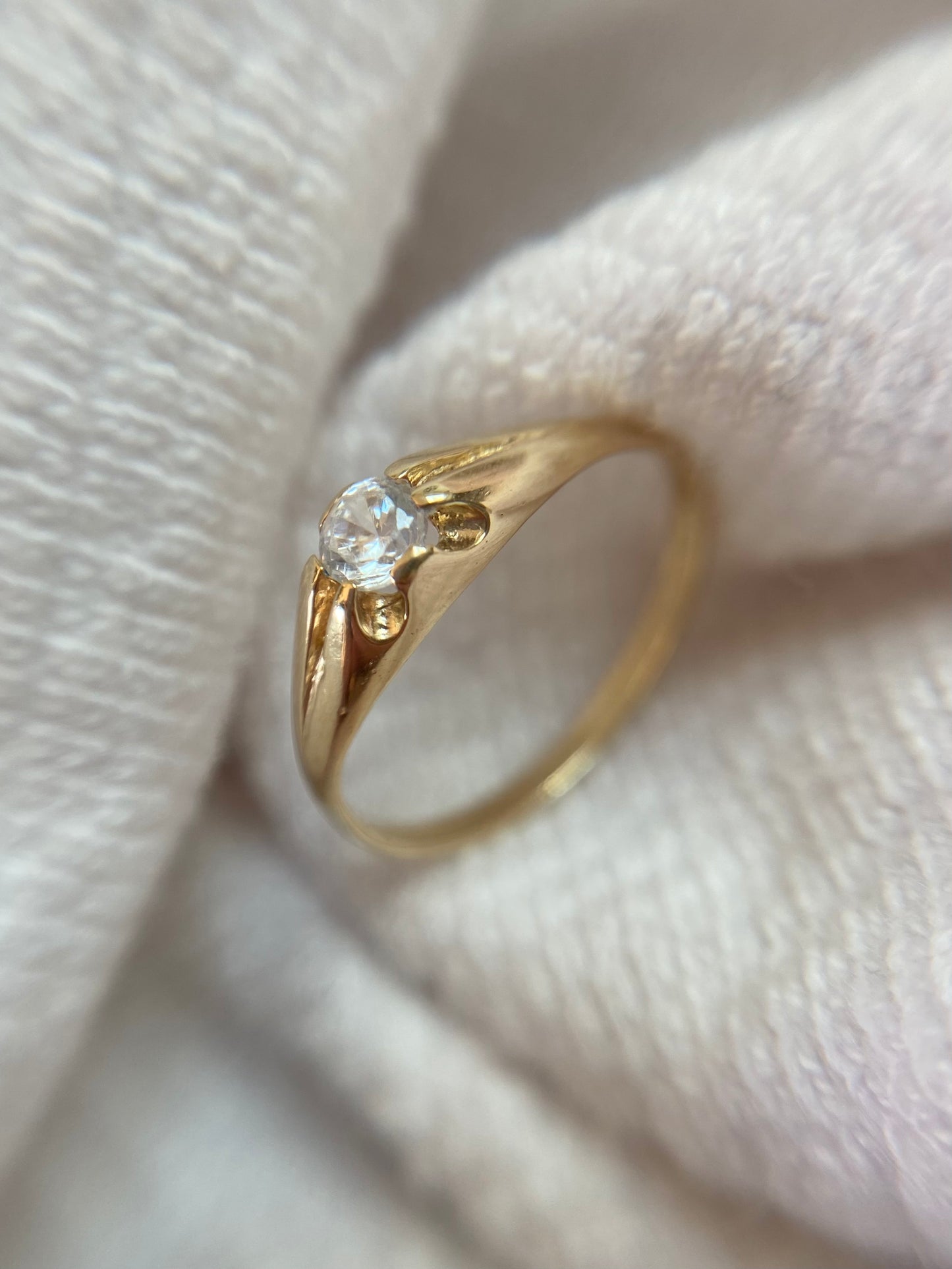 Vintage 9ct Gold Pinched Solitaire Pinky Ring