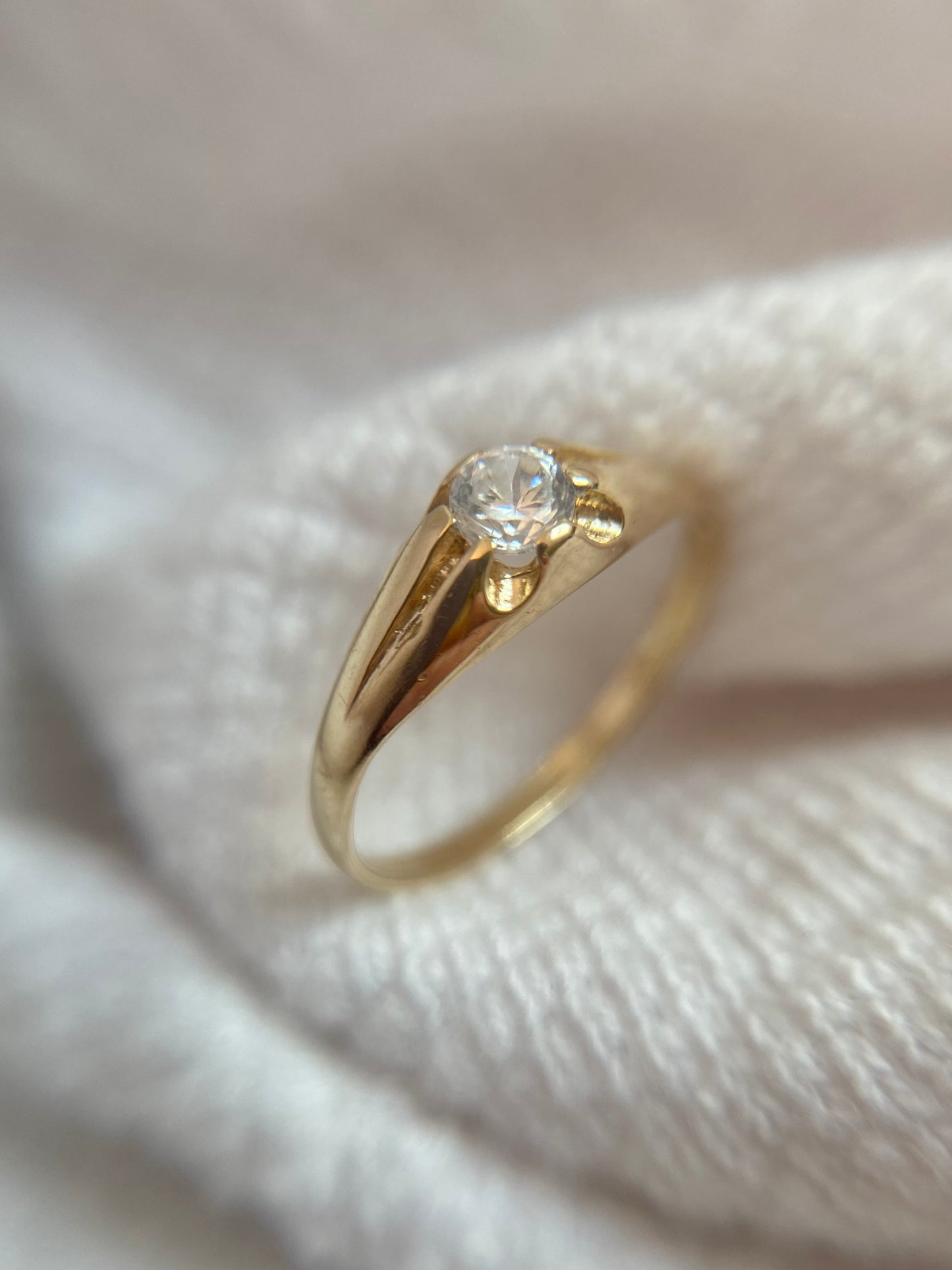 Vintage 9ct Gold Pinched Solitaire Pinky Ring