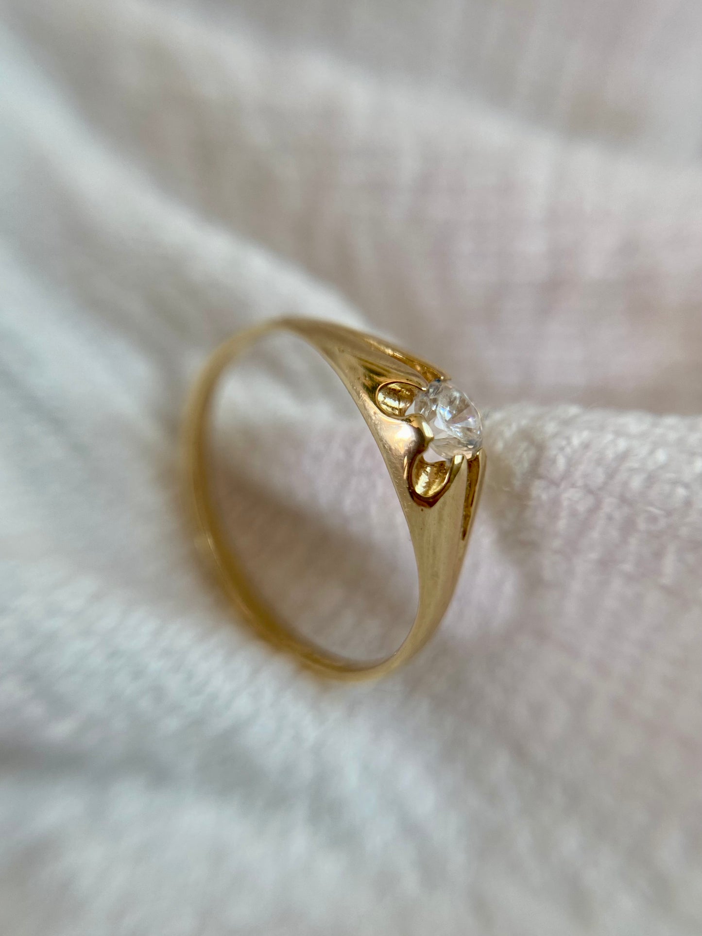 Vintage 9ct Gold Pinched Solitaire Pinky Ring