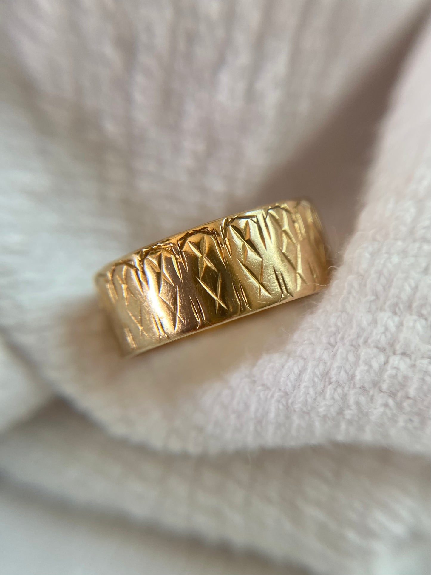 Vintage 9ct Gold Kisses Band Pinky Ring