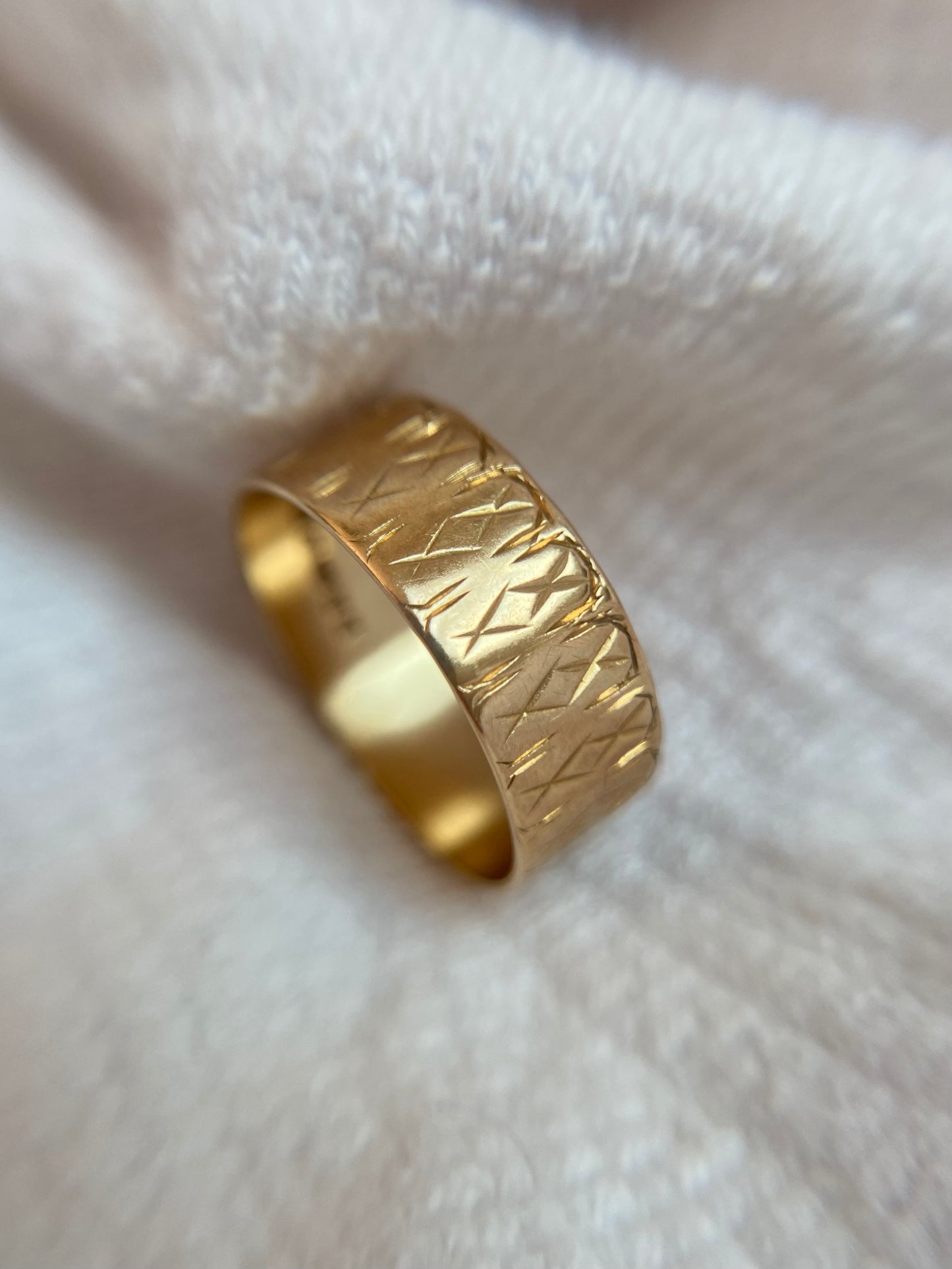 Vintage 9ct Gold Kisses Band Pinky Ring