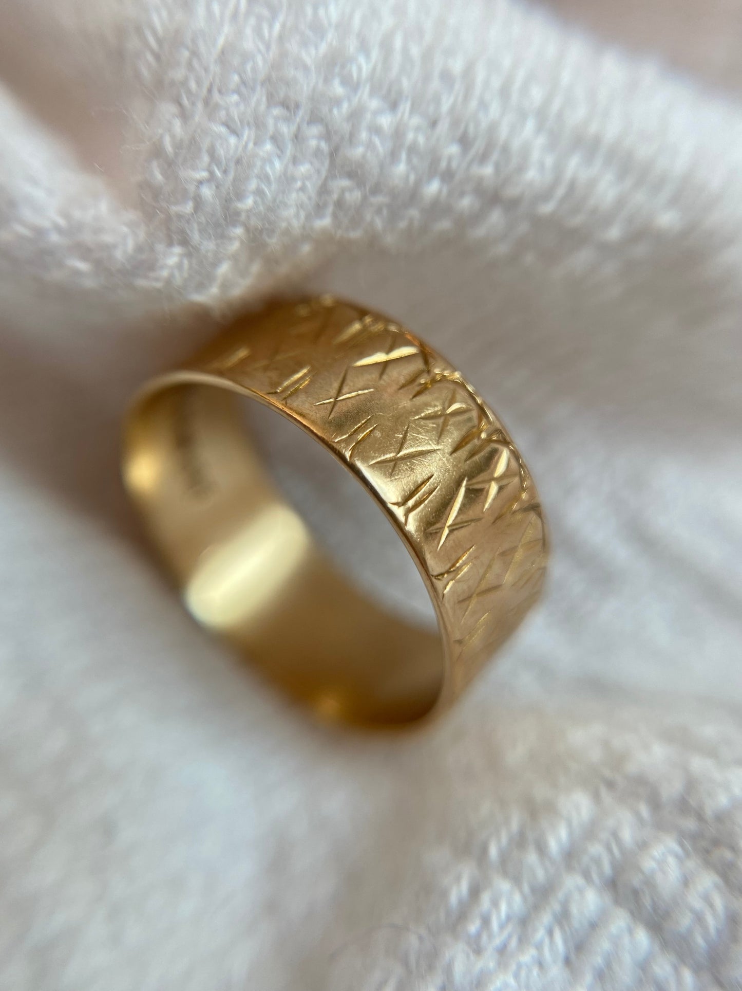 Vintage 9ct Gold Kisses Band Pinky Ring