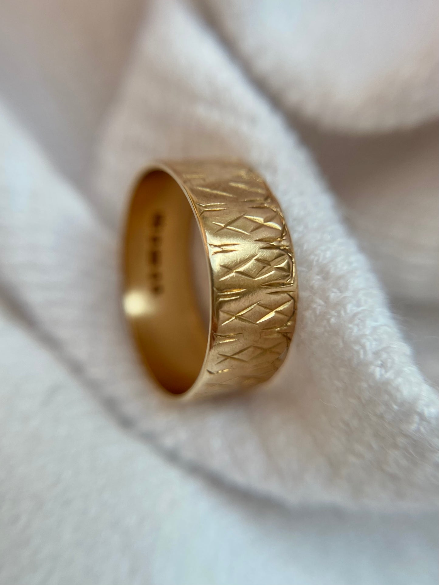 Vintage 9ct Gold Kisses Band Pinky Ring