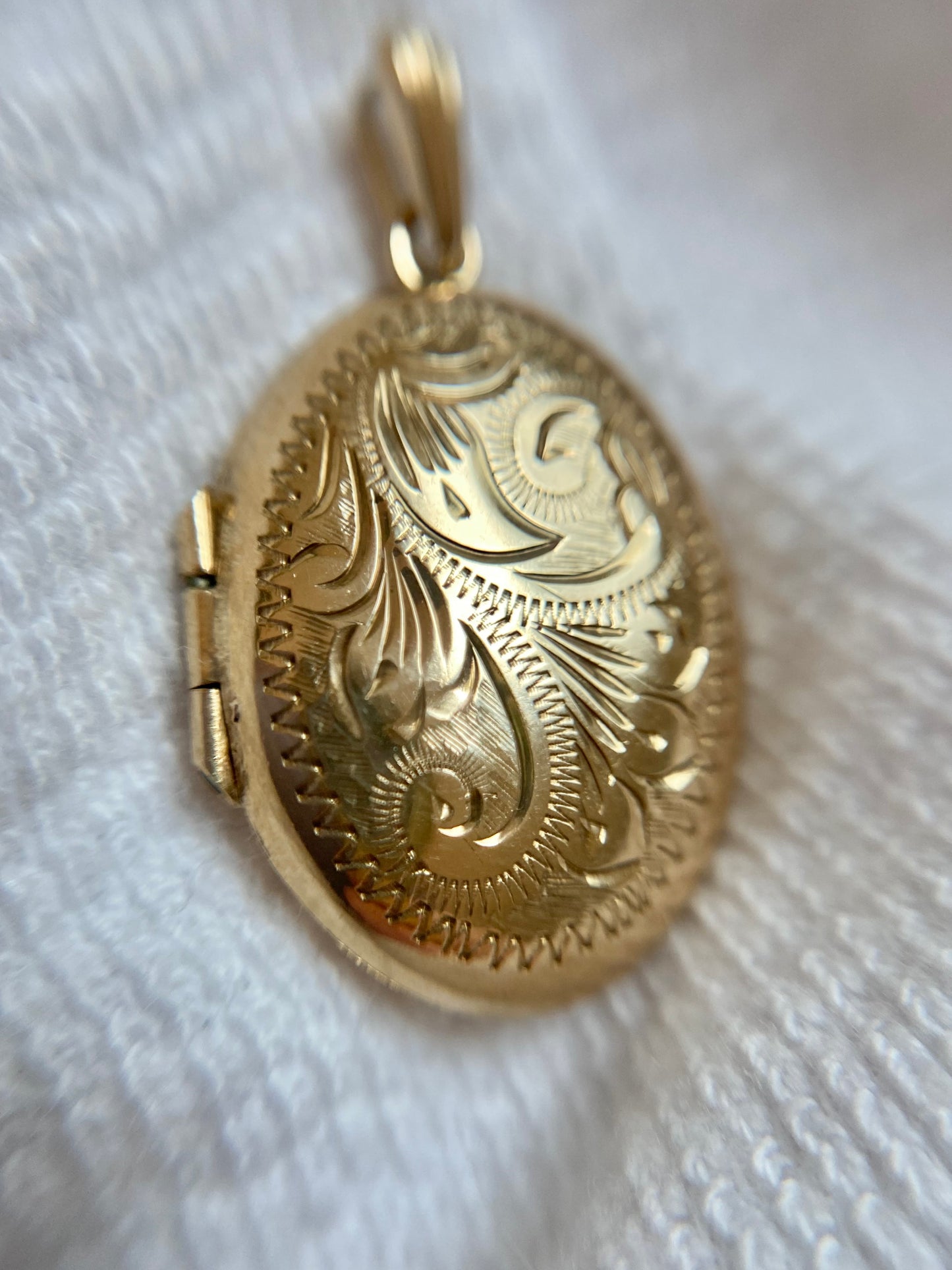 Vintage 9ct Gold Patterned Locket