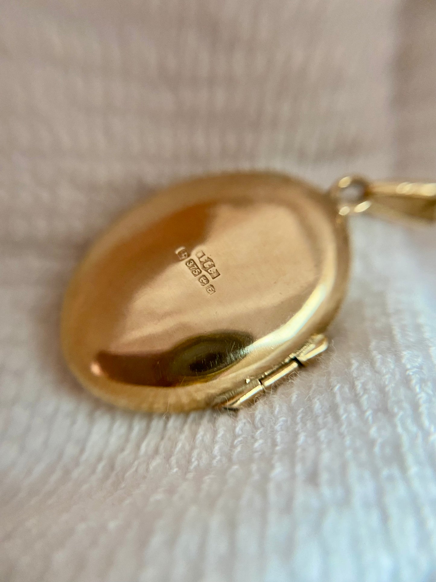Vintage 9ct Gold Patterned Locket