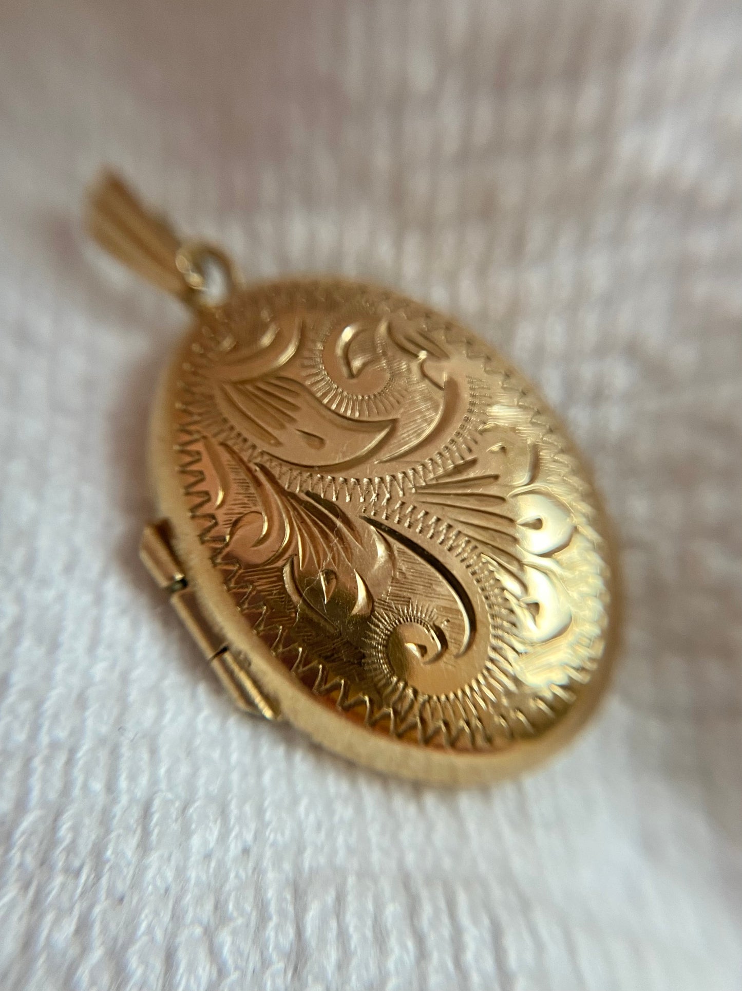 Vintage 9ct Gold Patterned Locket